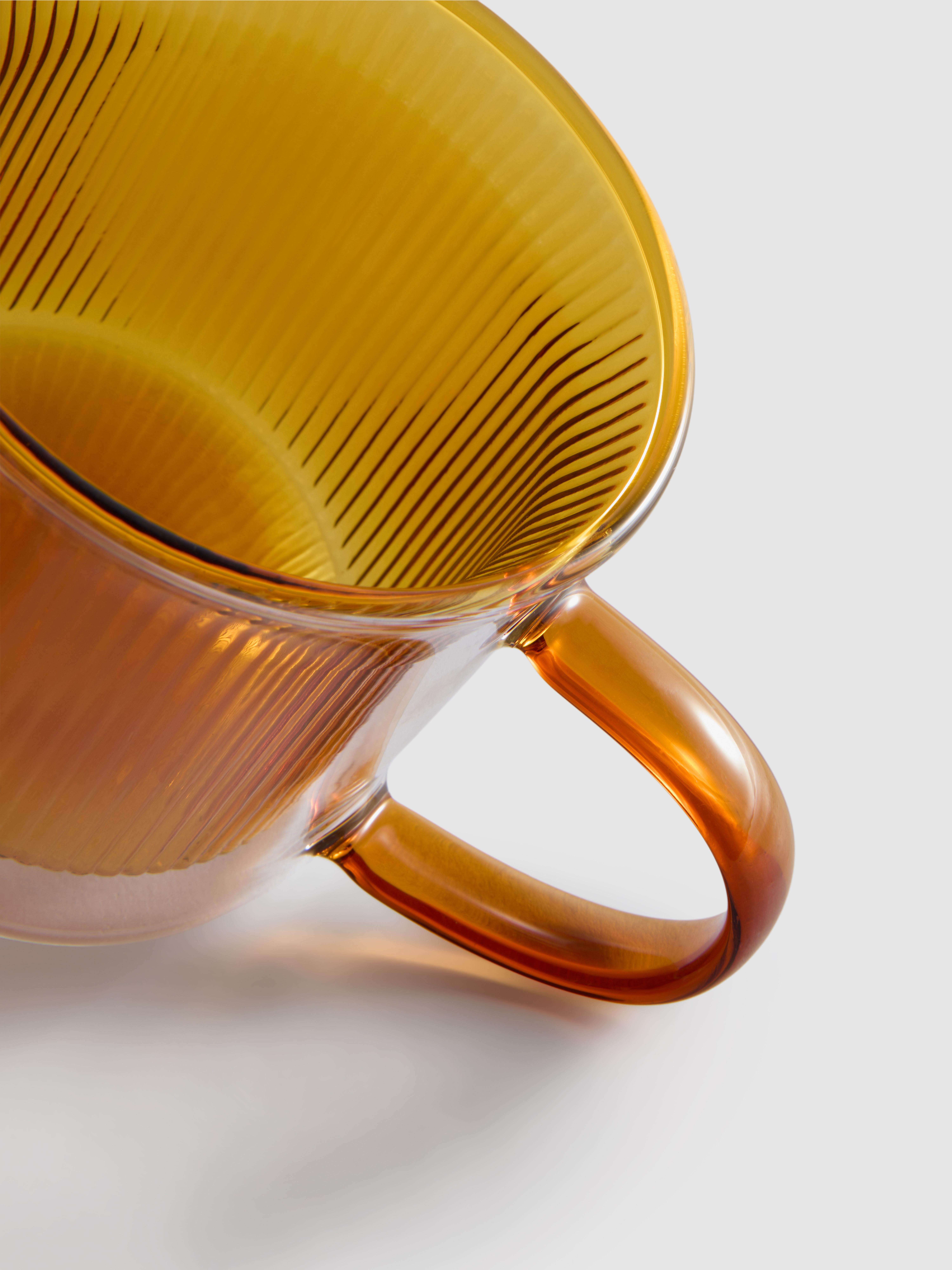 Hrnček z vrúbkovaného skla