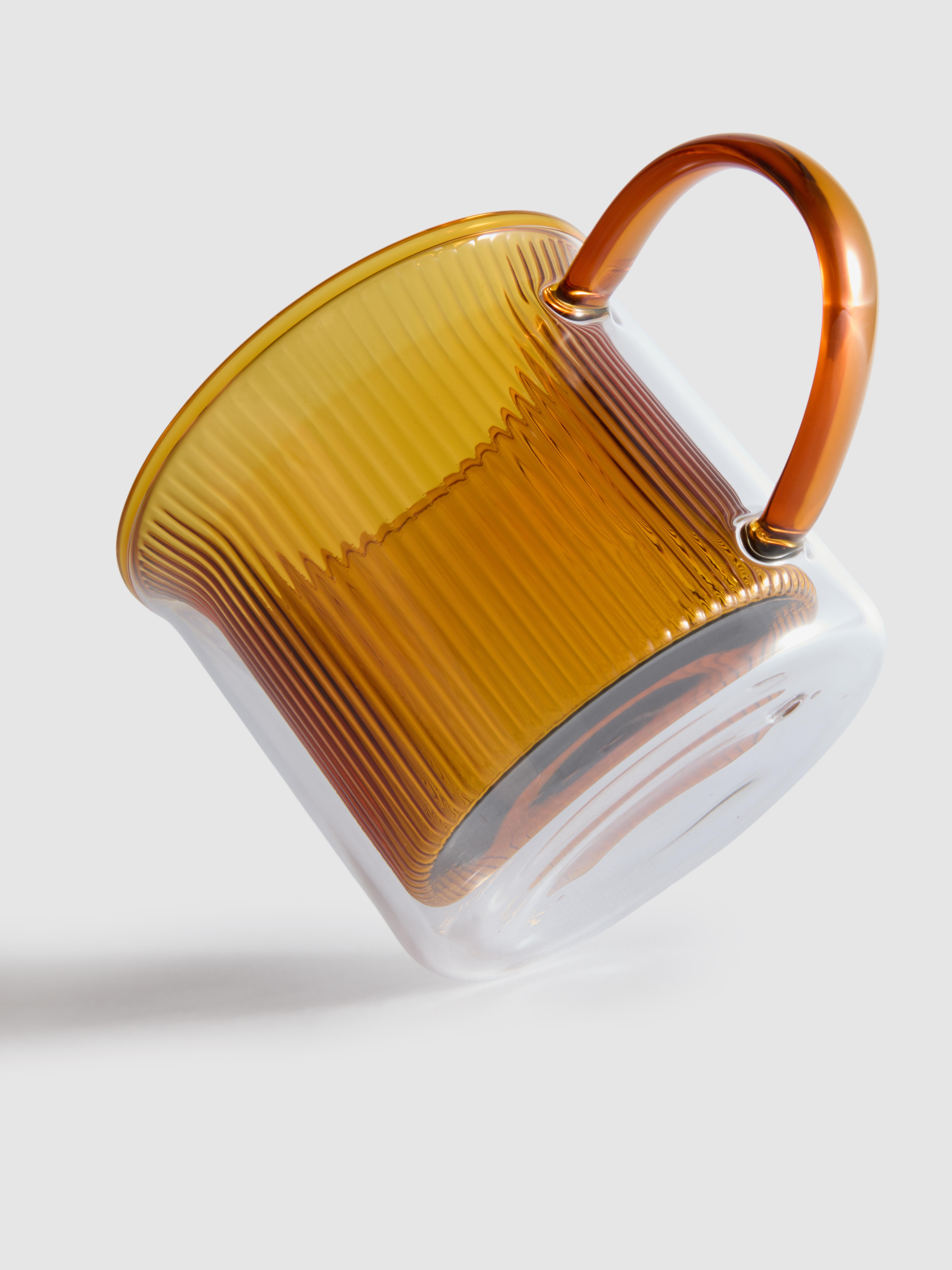 Hrnček z vrúbkovaného skla