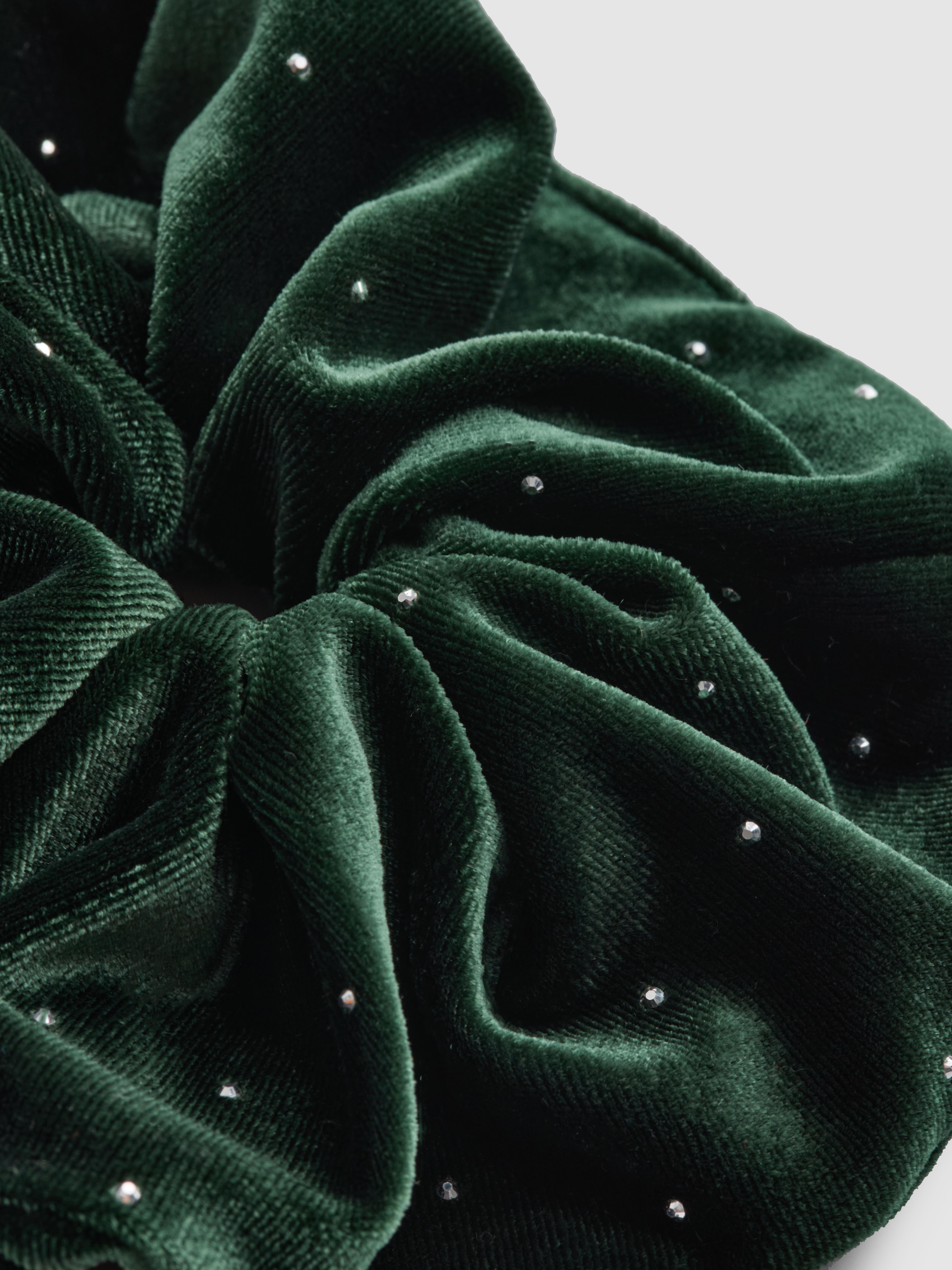 Coletero de terciopelo con detalles de strass