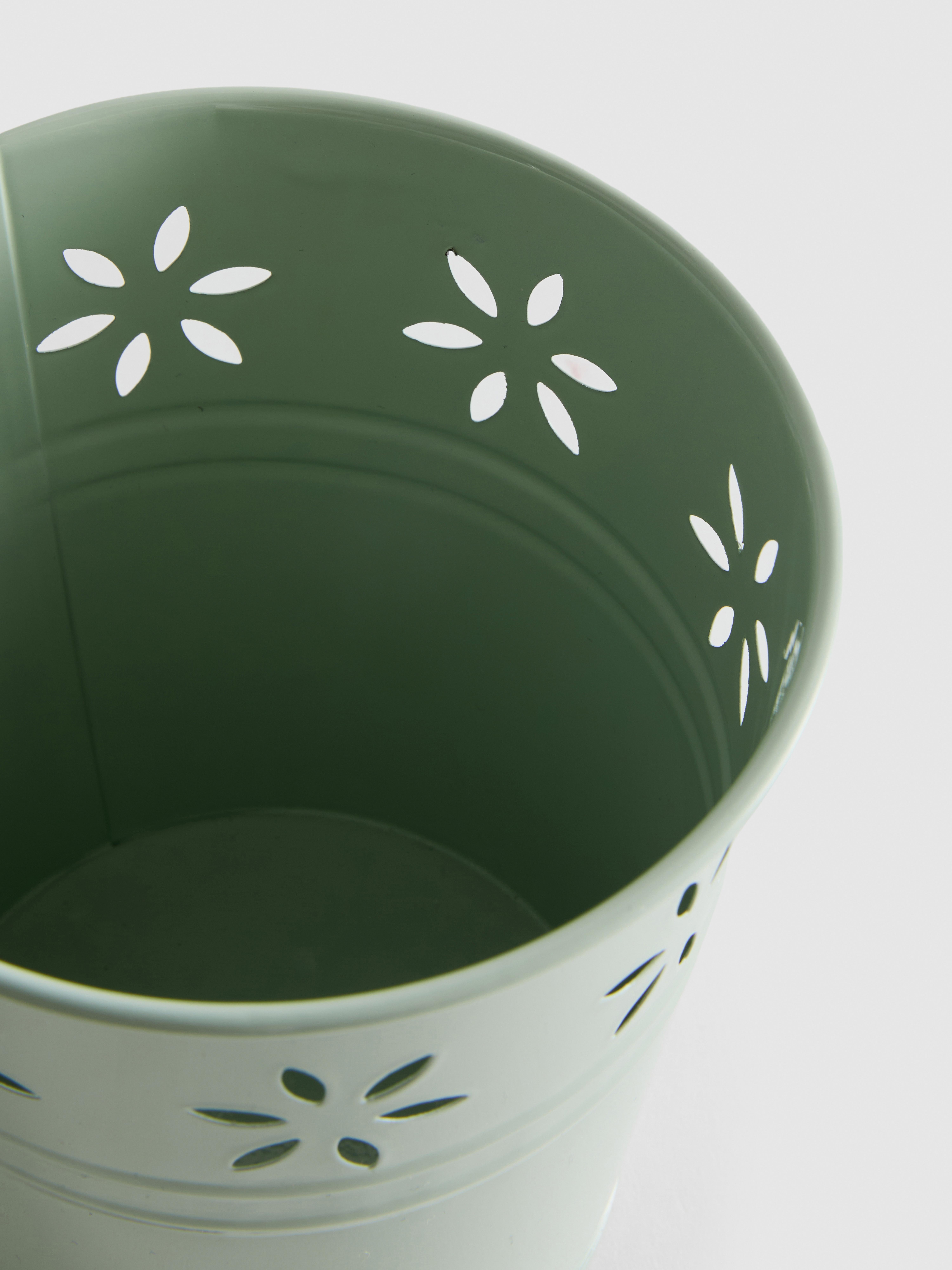 Metall-Blumentopf mit Cut-outs