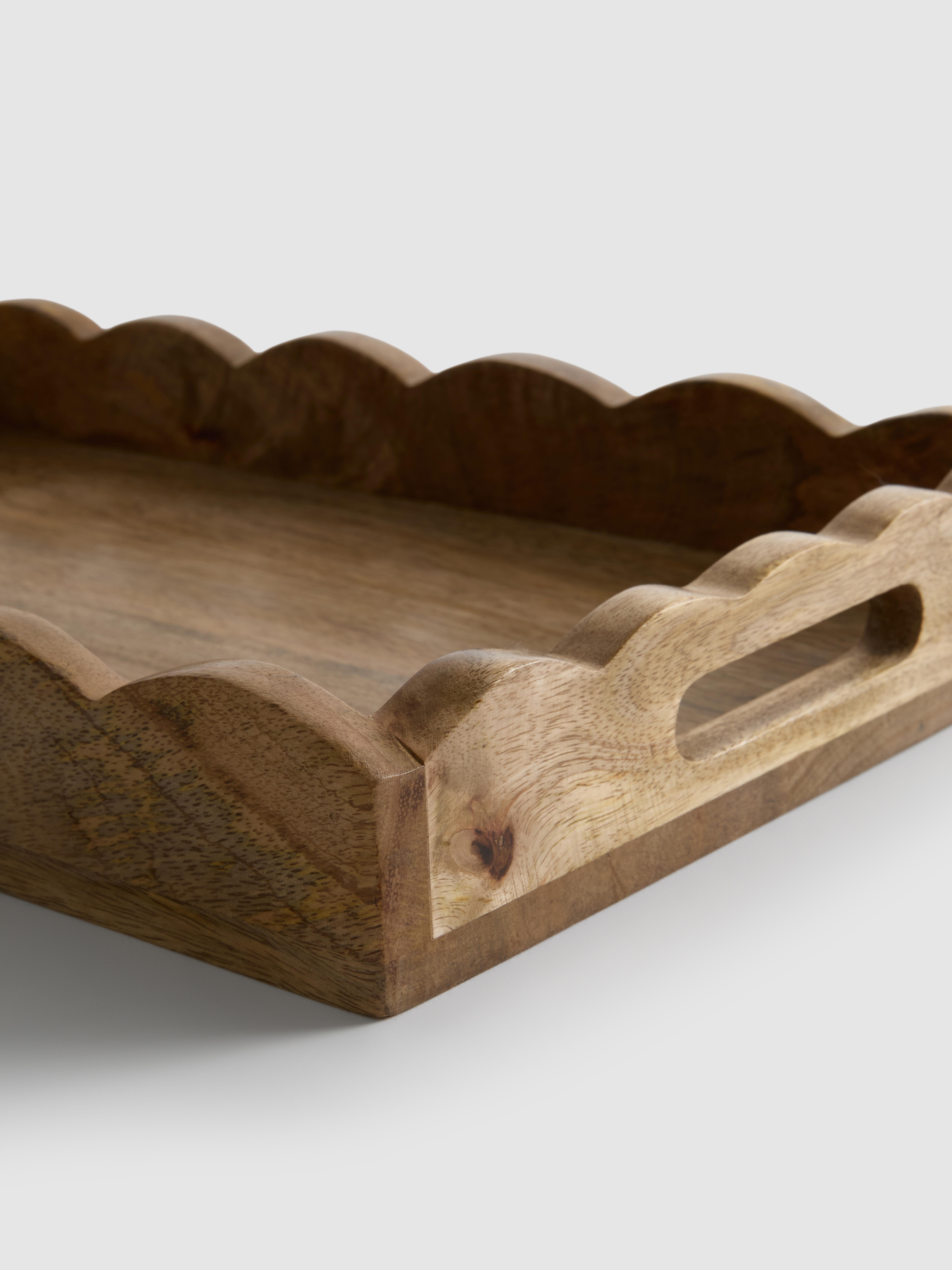 Plateau rectangulaire en bois à bord festonné