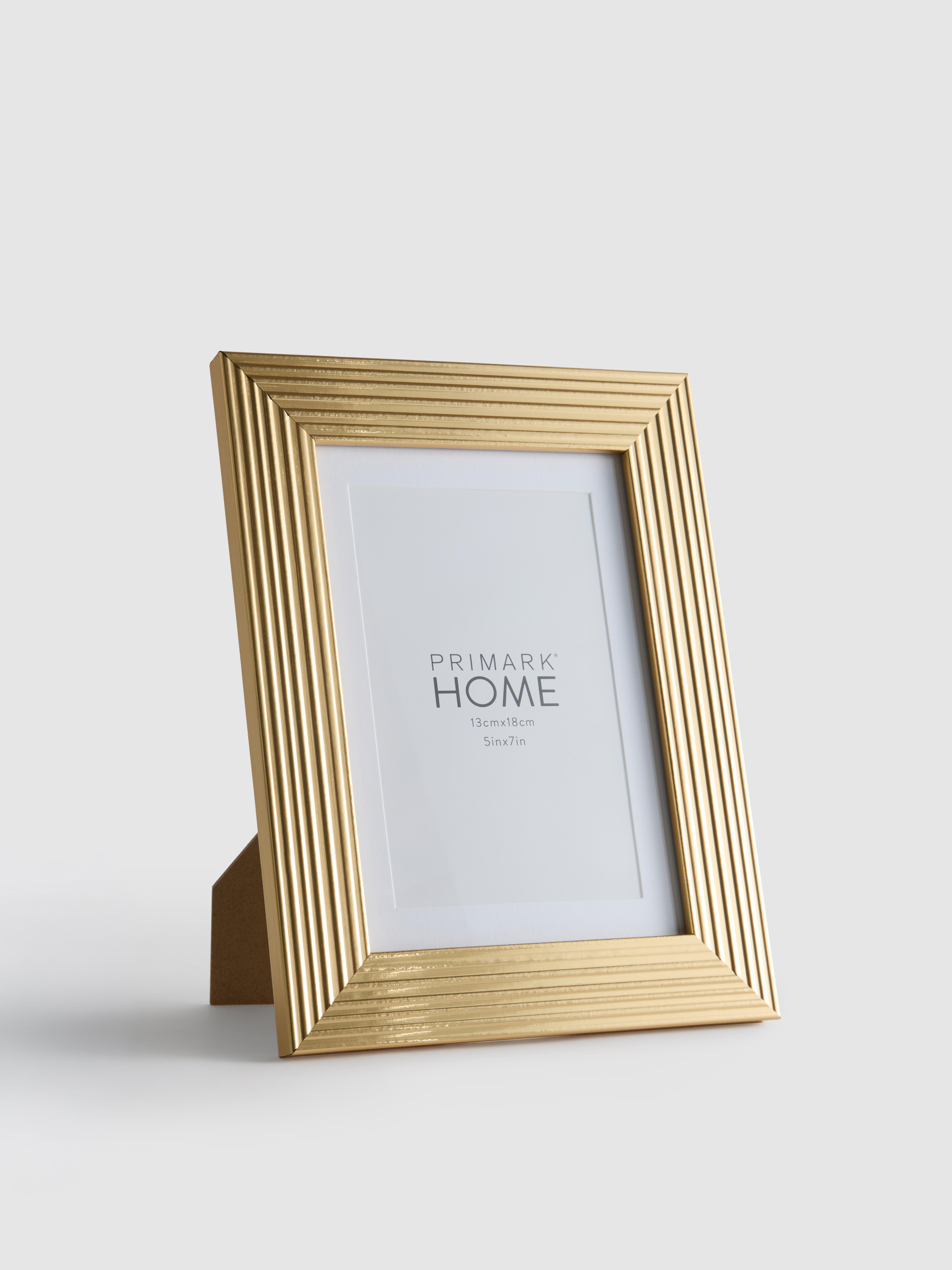 12x18cm (5x7in) Ridged Photo Frame