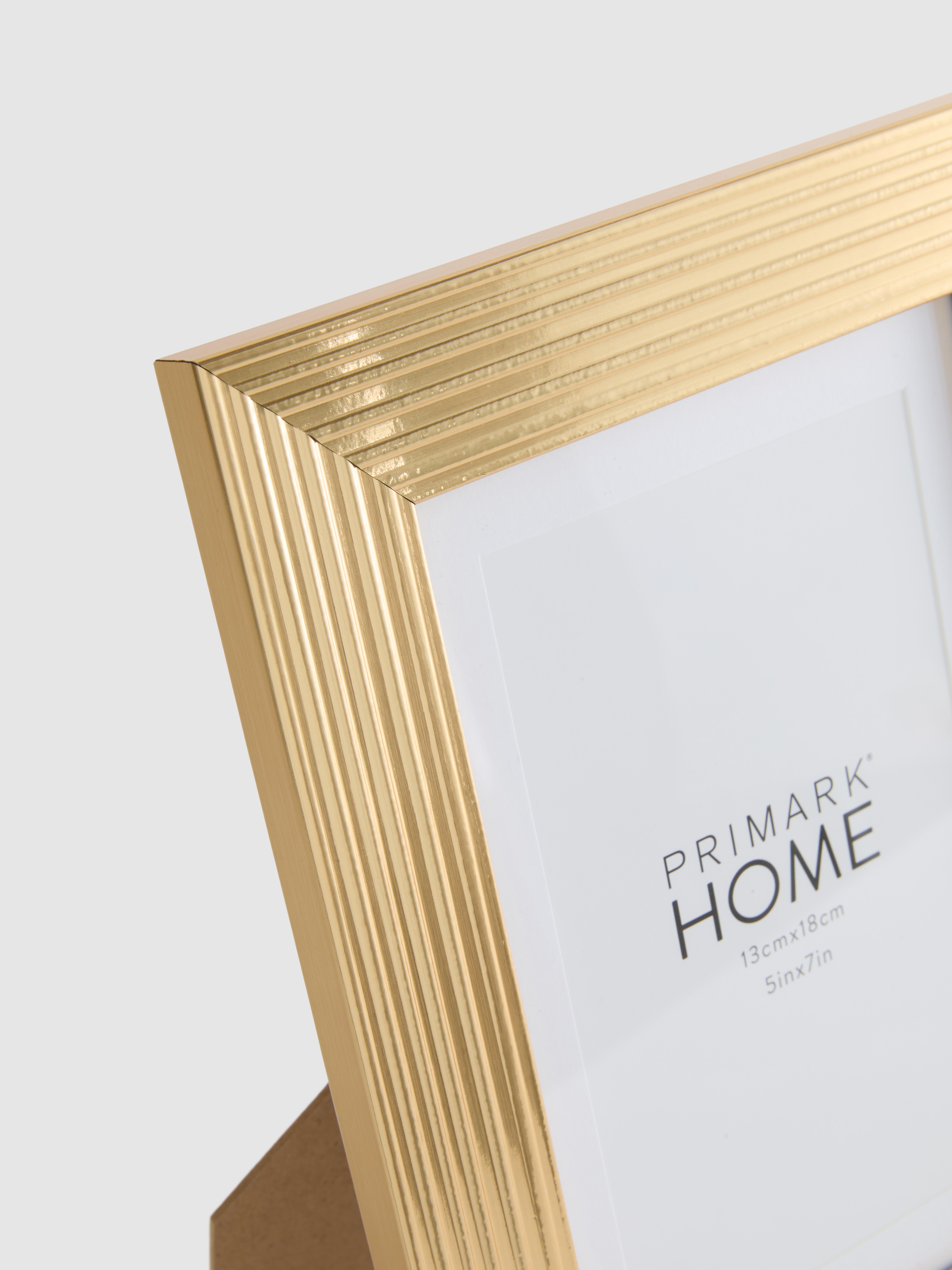 12x18cm (5x7in) Ridged Photo Frame