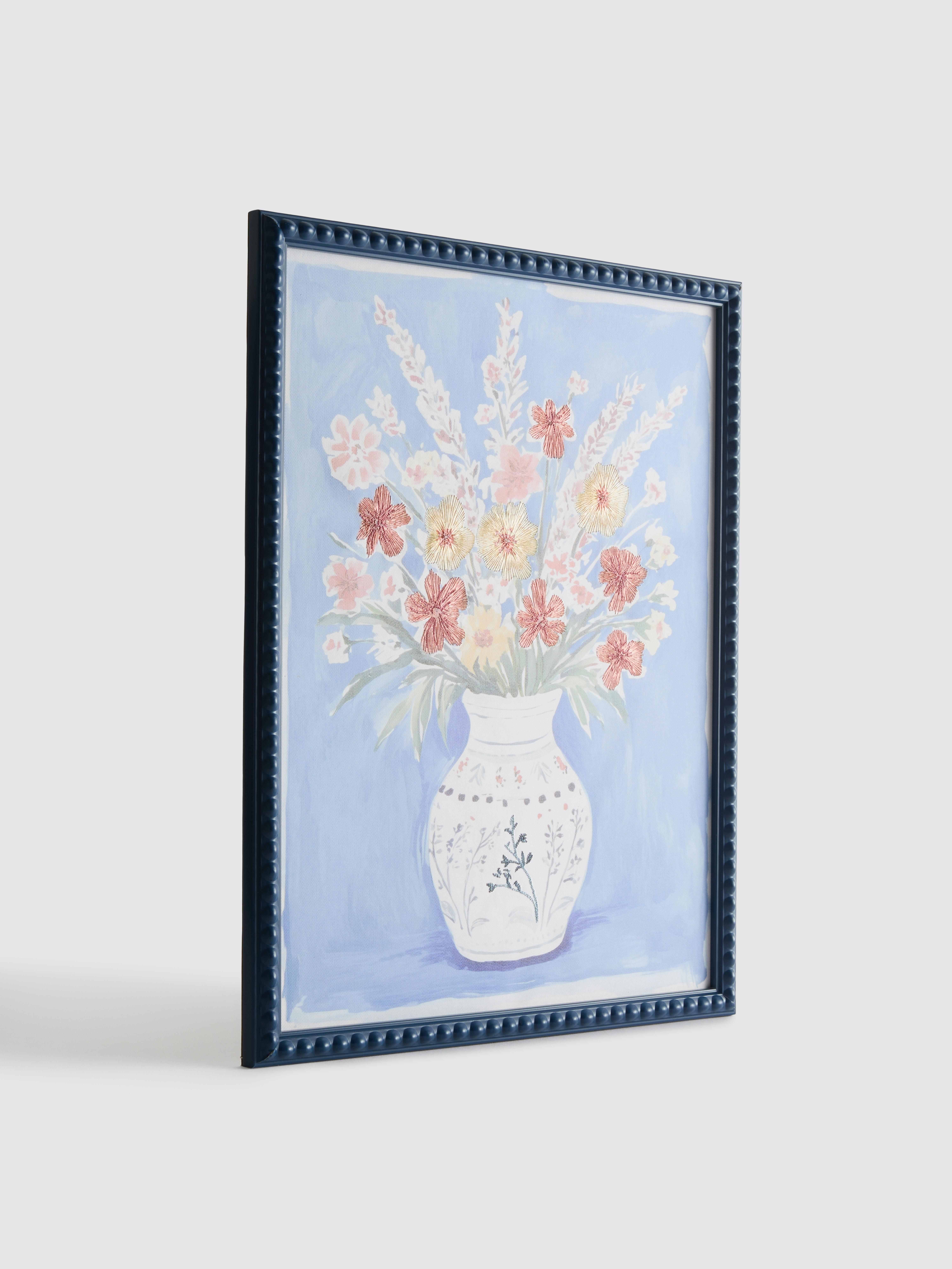 Cvetlična stenska dekoracija v okvirju s perlicami