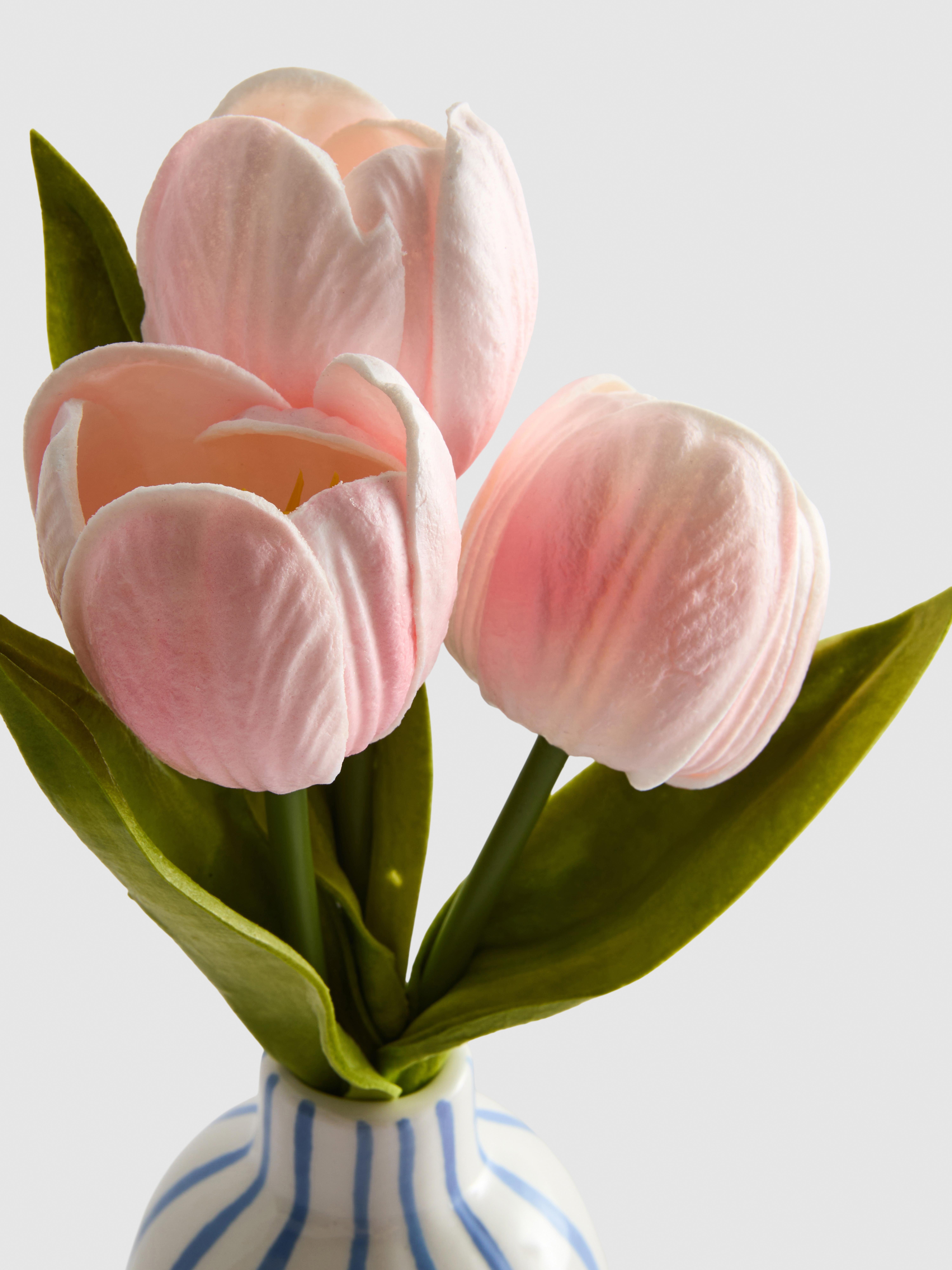 Imitatietulpen in gestreepte vaas