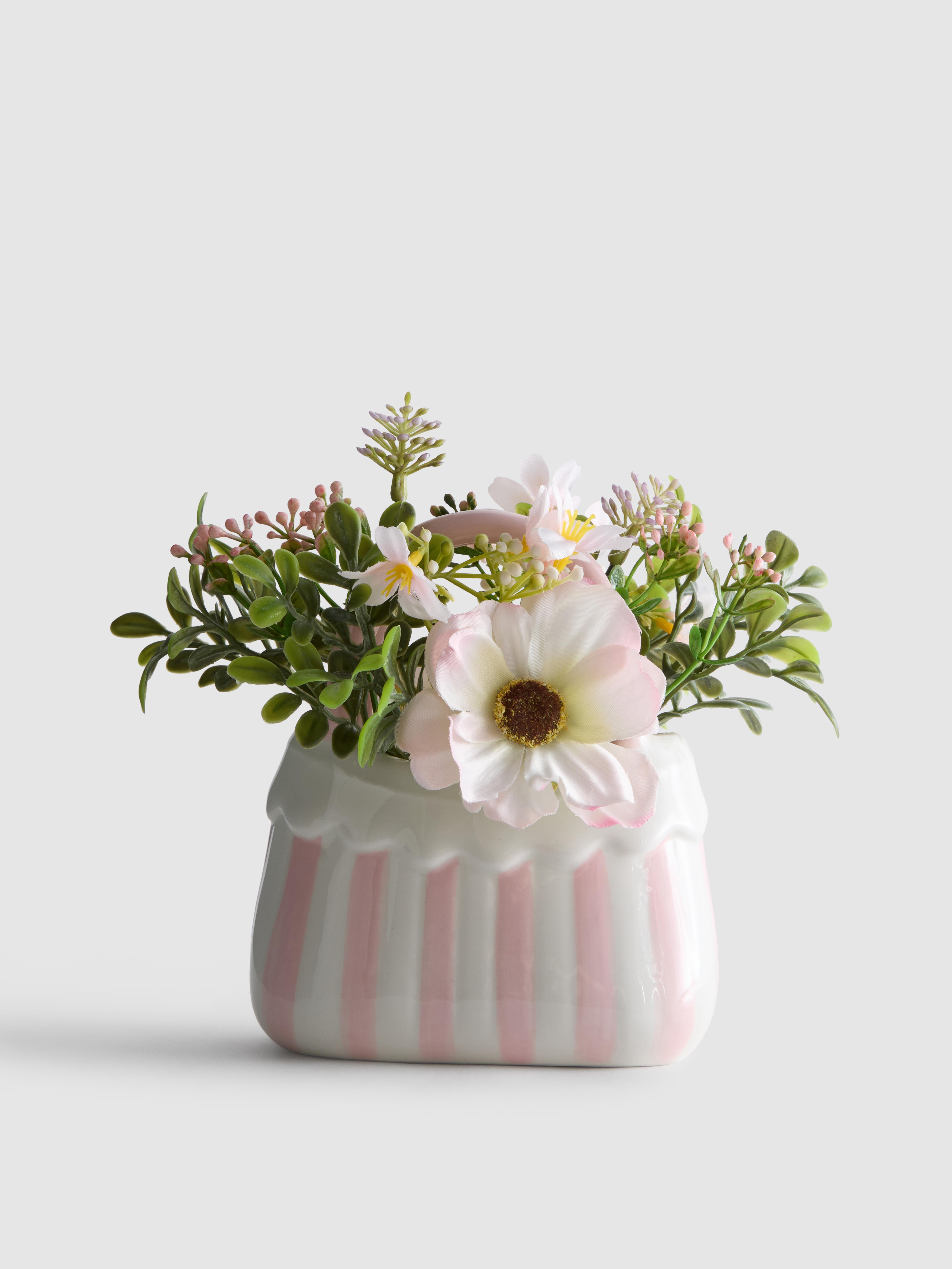 Kunstblumen im Keramiktopf