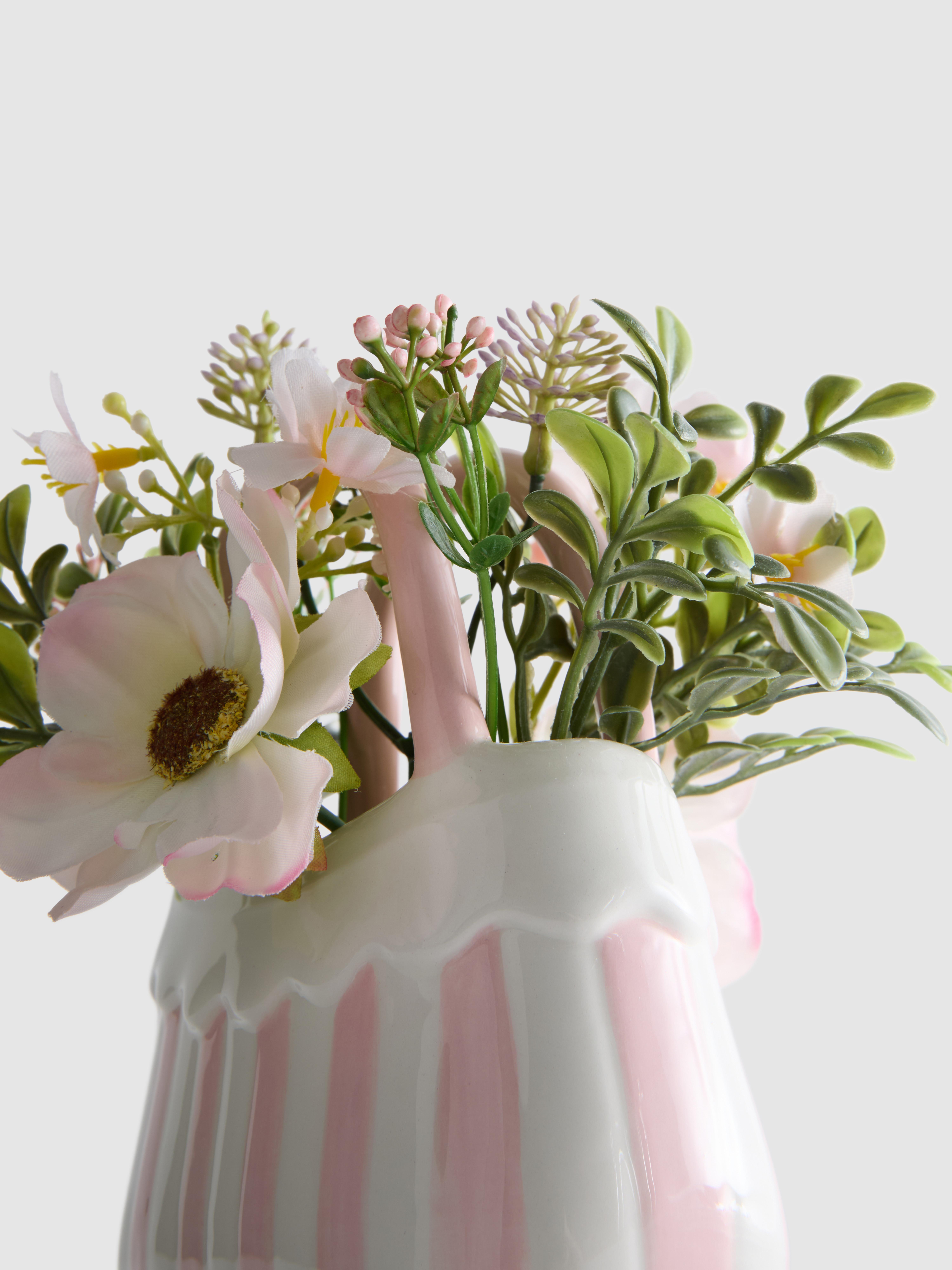 Composition de fleurs artificielles dans un pot fantaisie en céramique