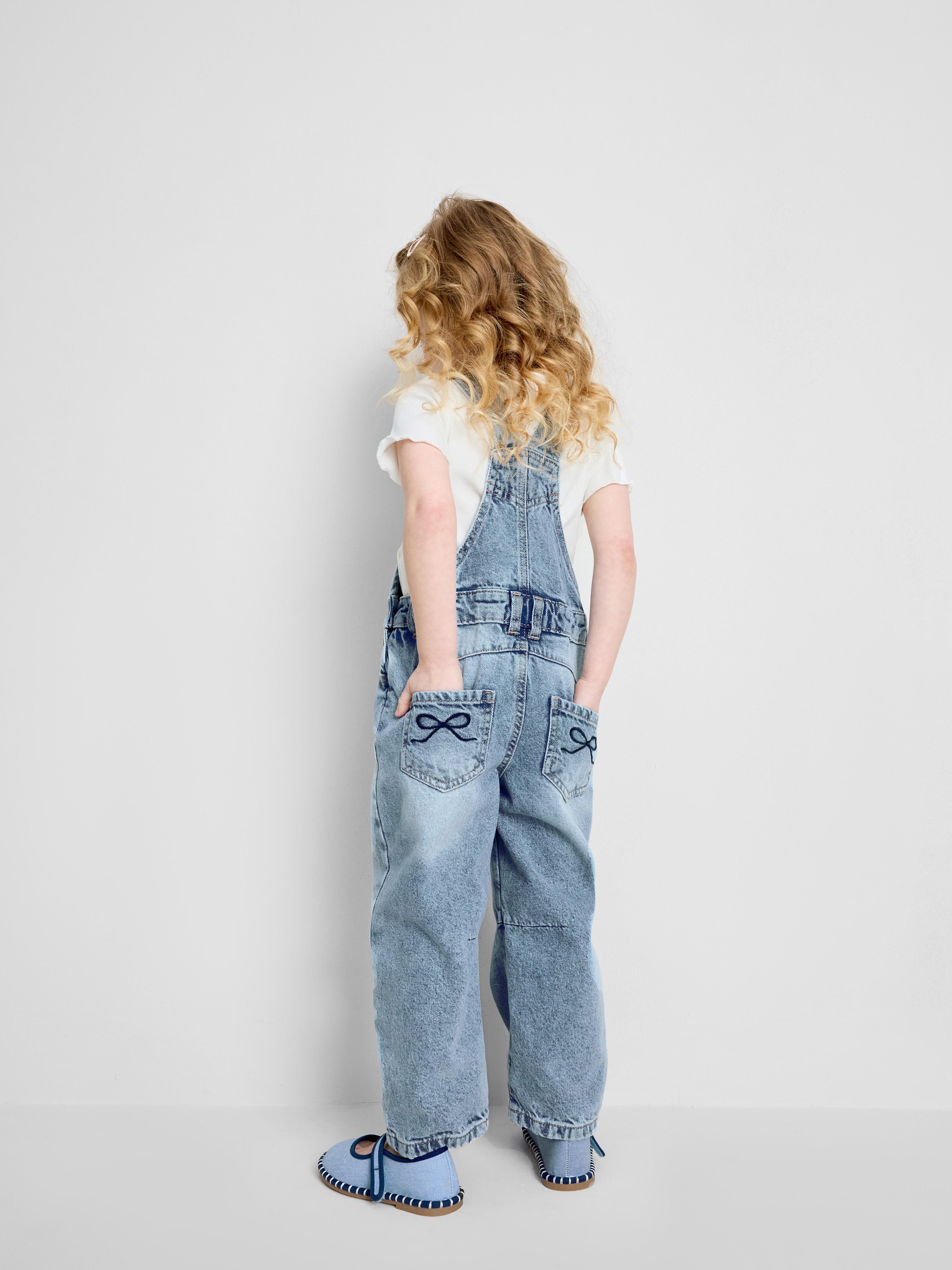 1,5–8 Jahre | Geripptes T-Shirt und Barrel-Latzjeans