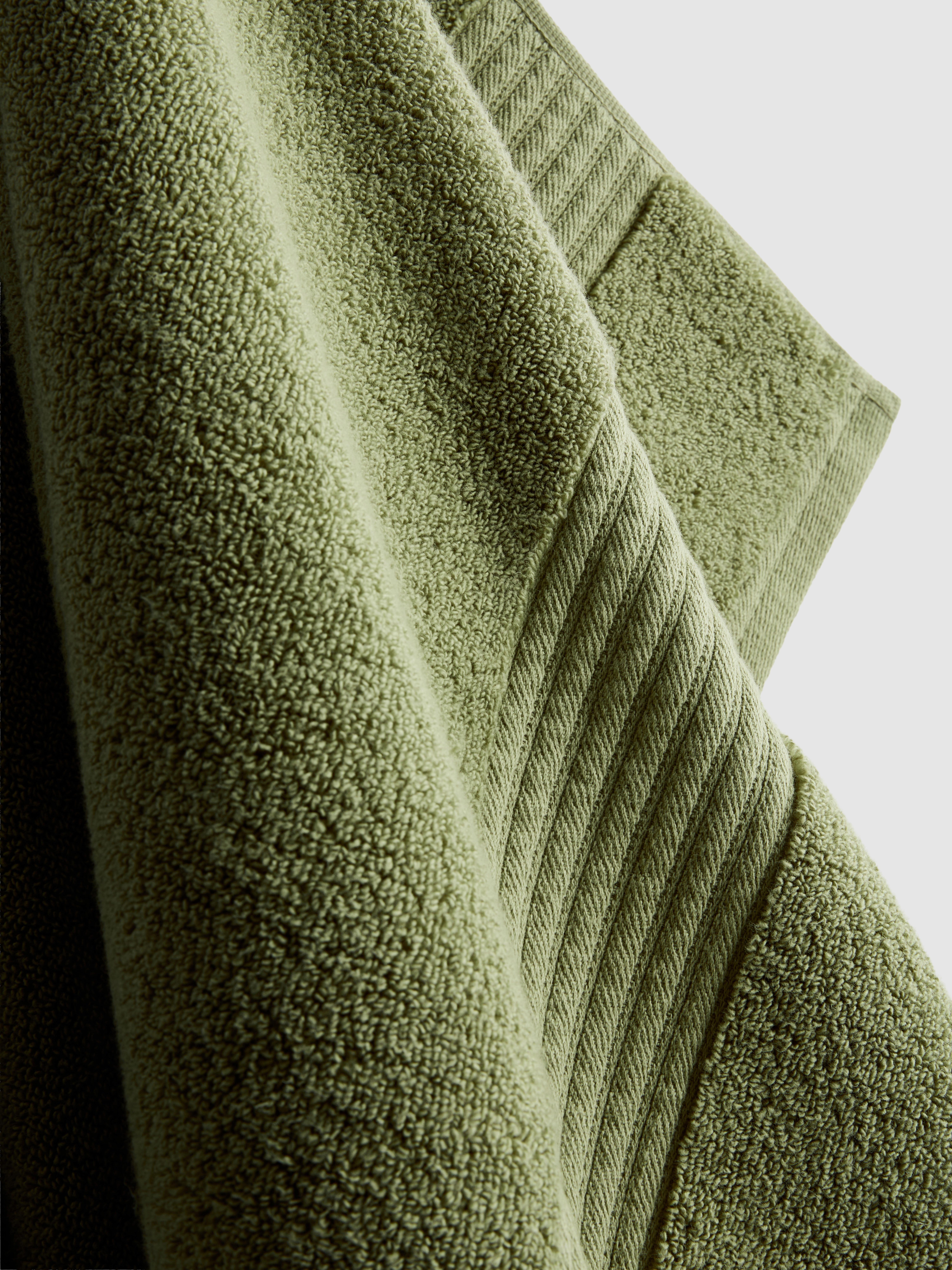 Ribbed Border Bath Towel