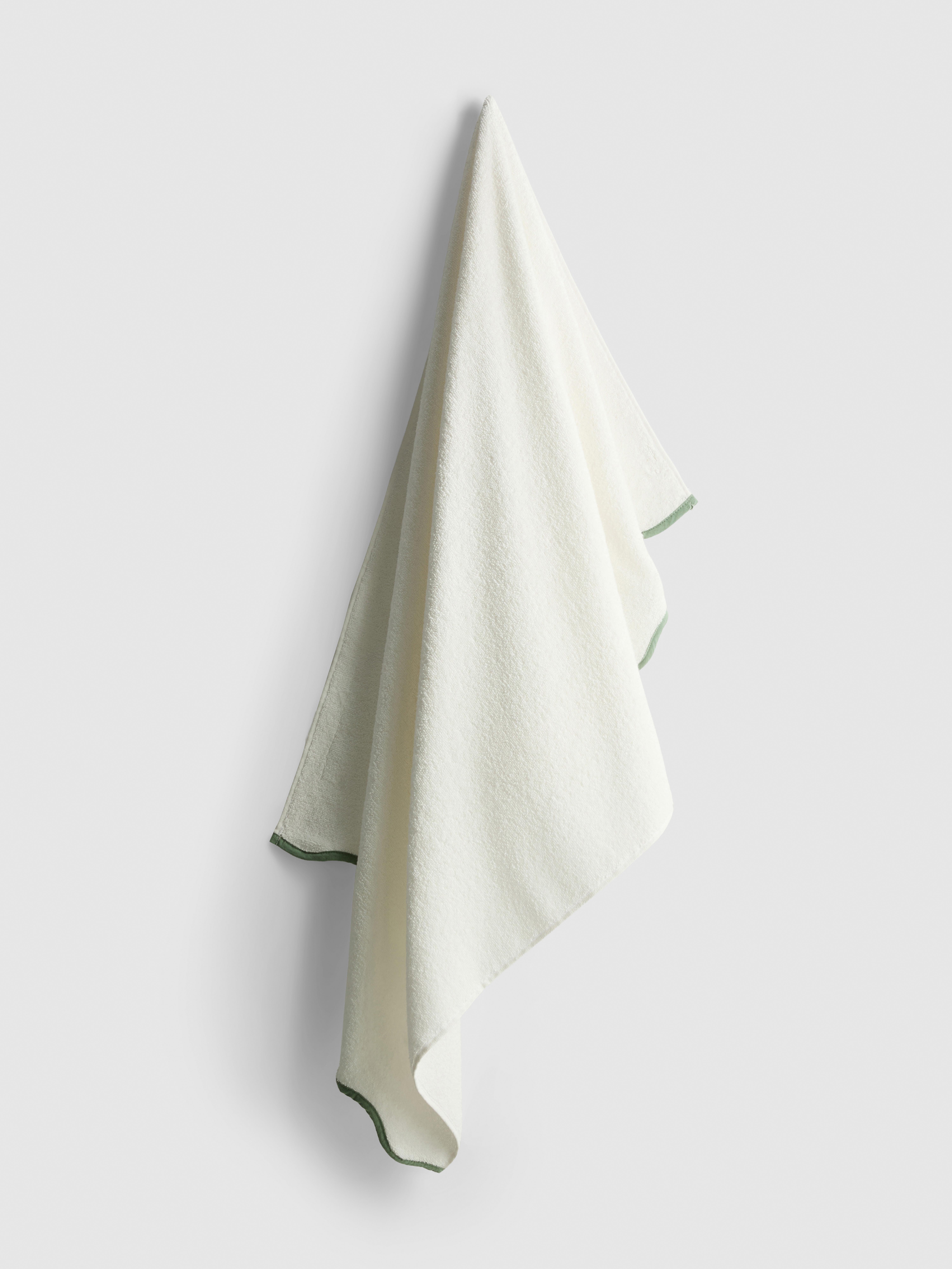 Contrast Trim Bath Towel