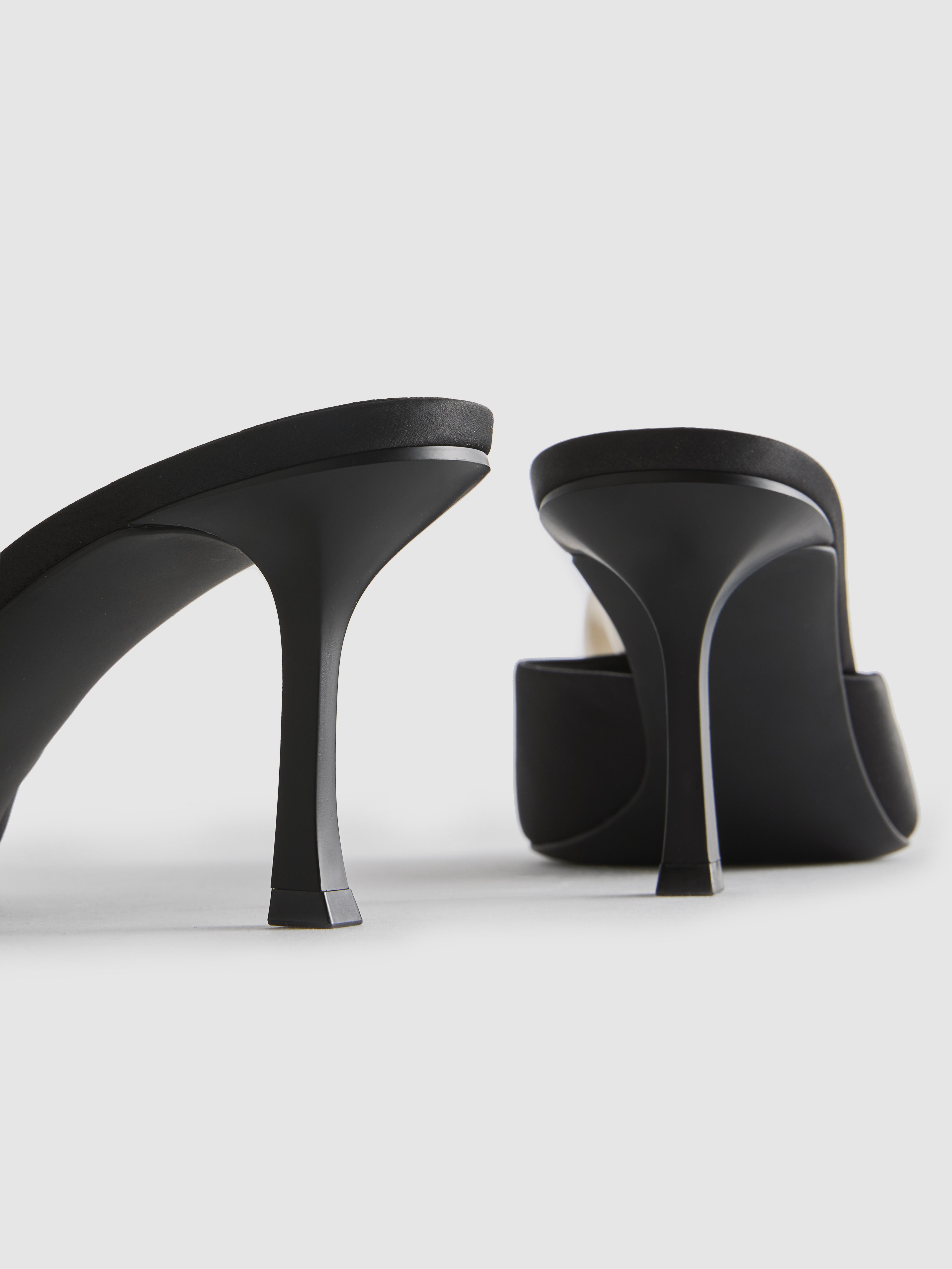 Satin-Mules mit Absatz und Blumenapplikation