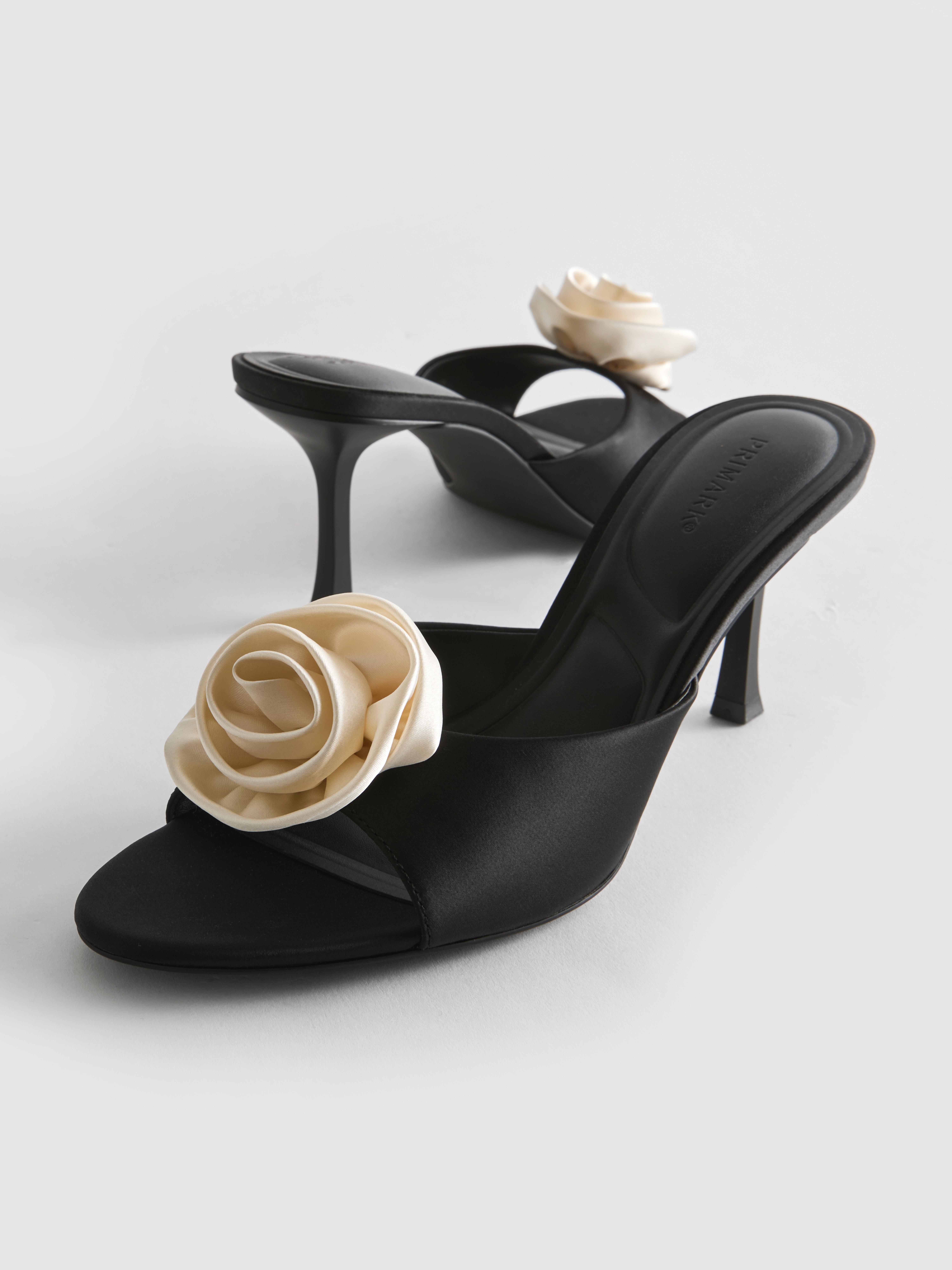 Satin-Mules mit Absatz und Blumenapplikation