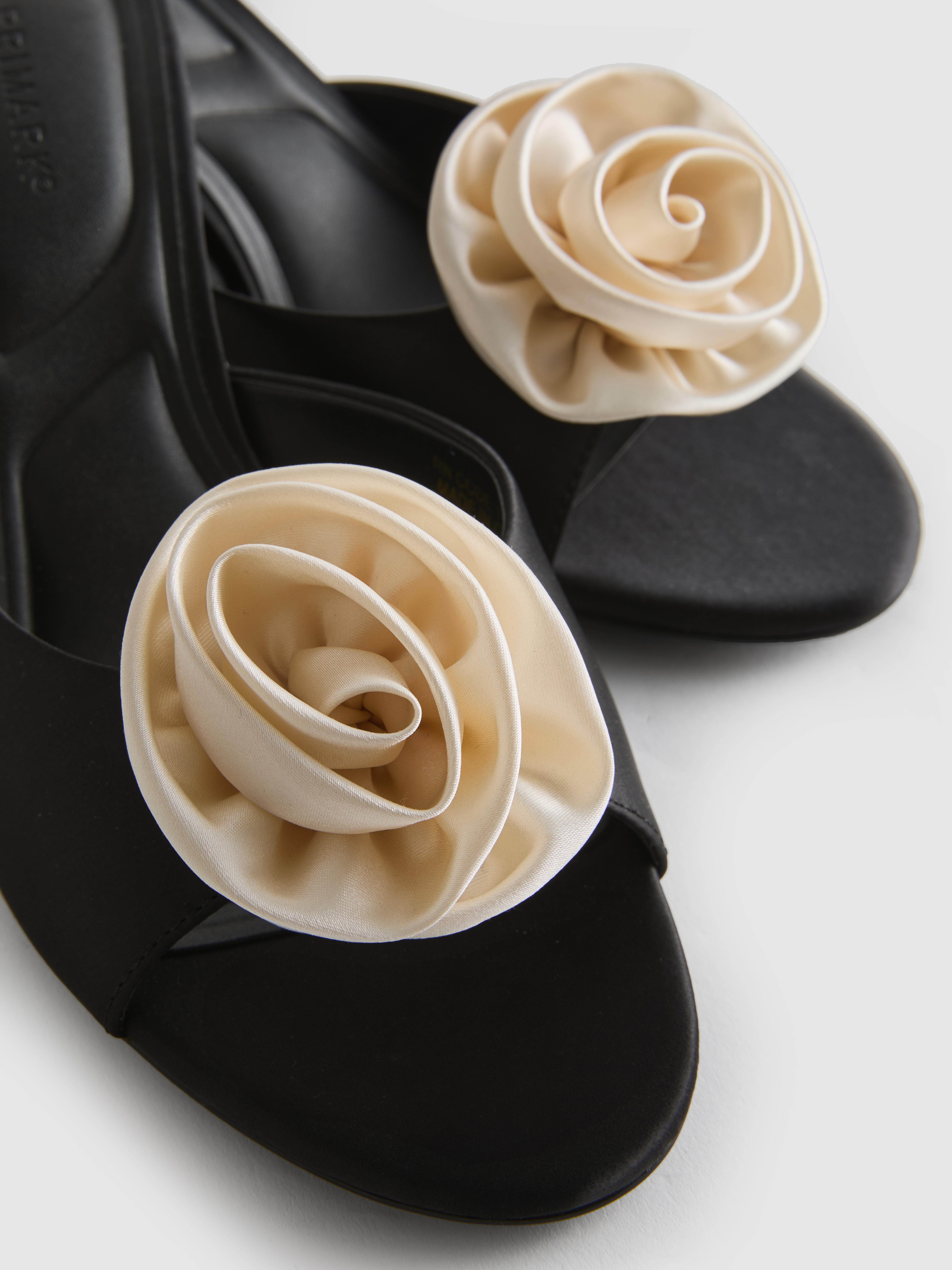 Satin-Mules mit Absatz und Blumenapplikation