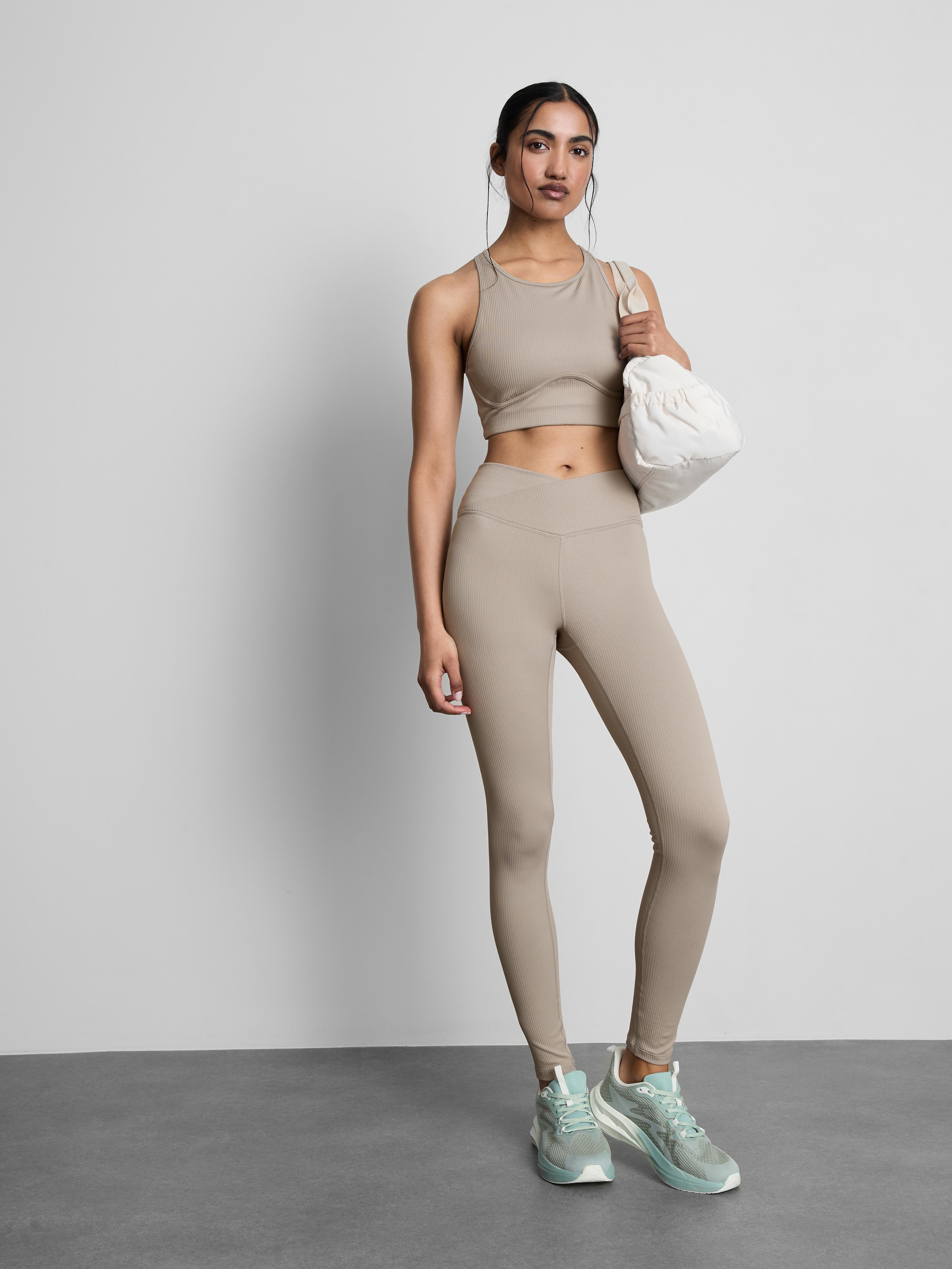 Korte sporttop met contourdetail