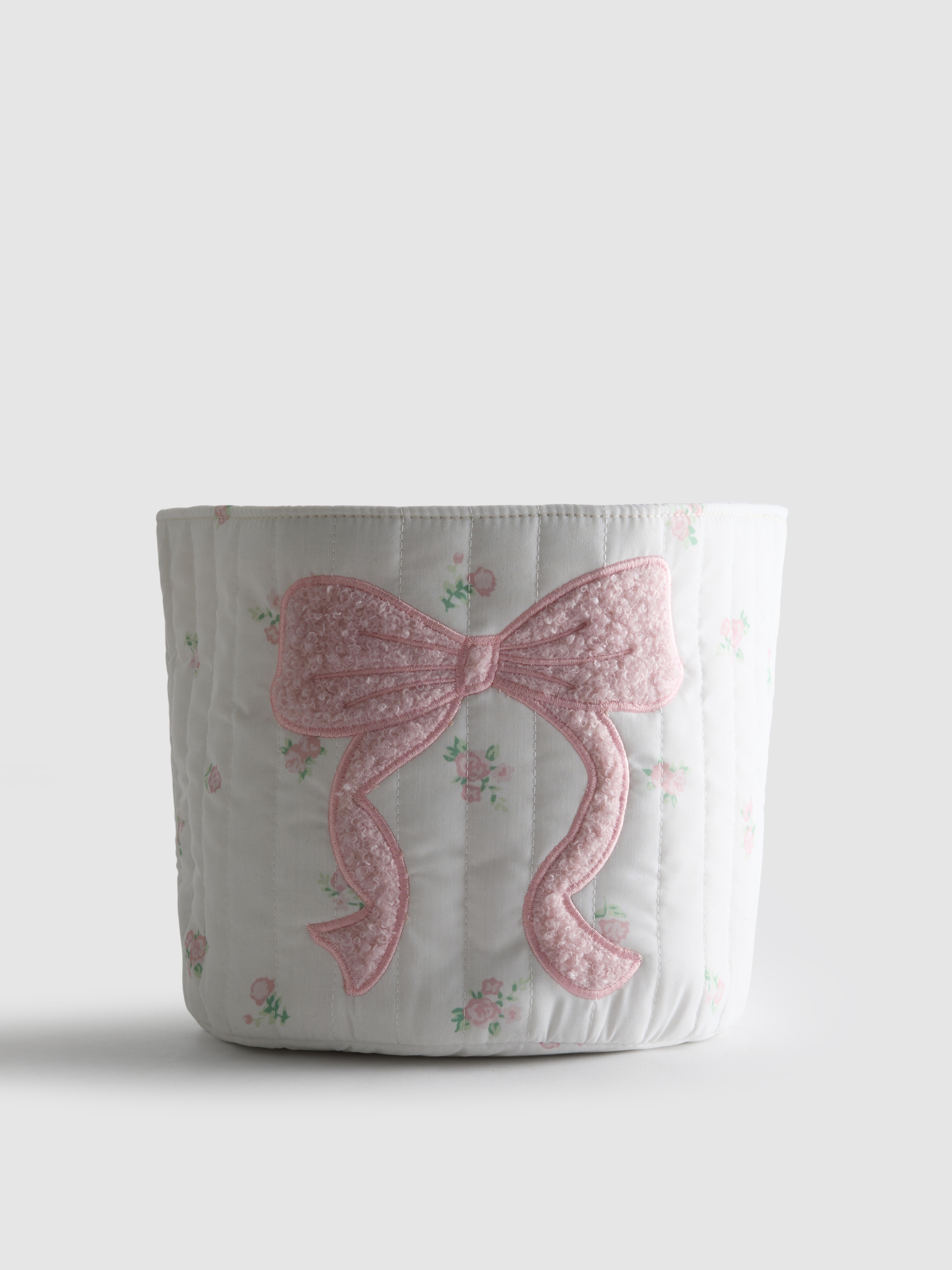 Weicher Aufbewahrungskorb mit getufteter Schleife