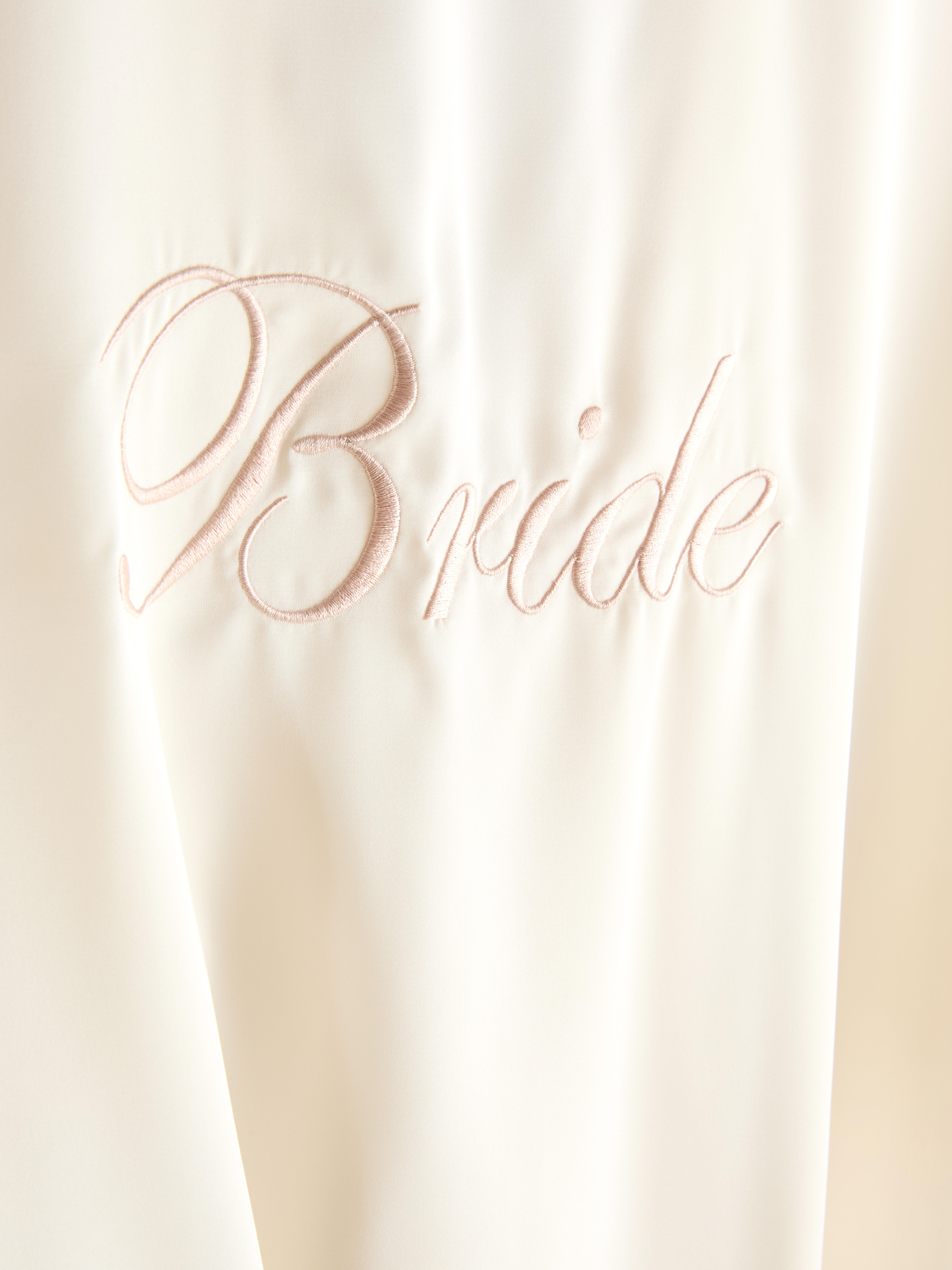 Korte satijnen pyjama voor de bruid