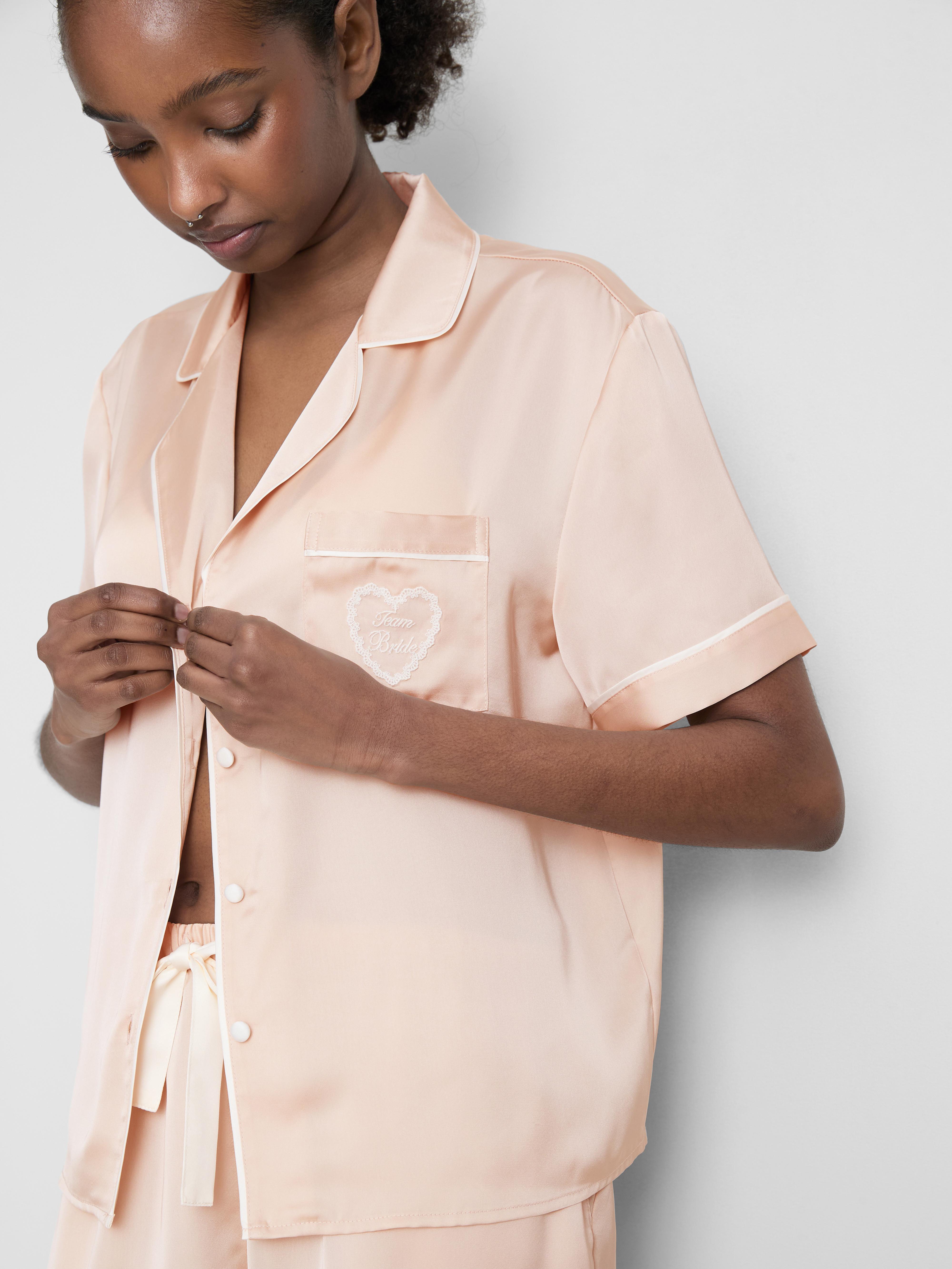 Kurzer Satin-Schlafanzug mit Team Bride-Stickerei