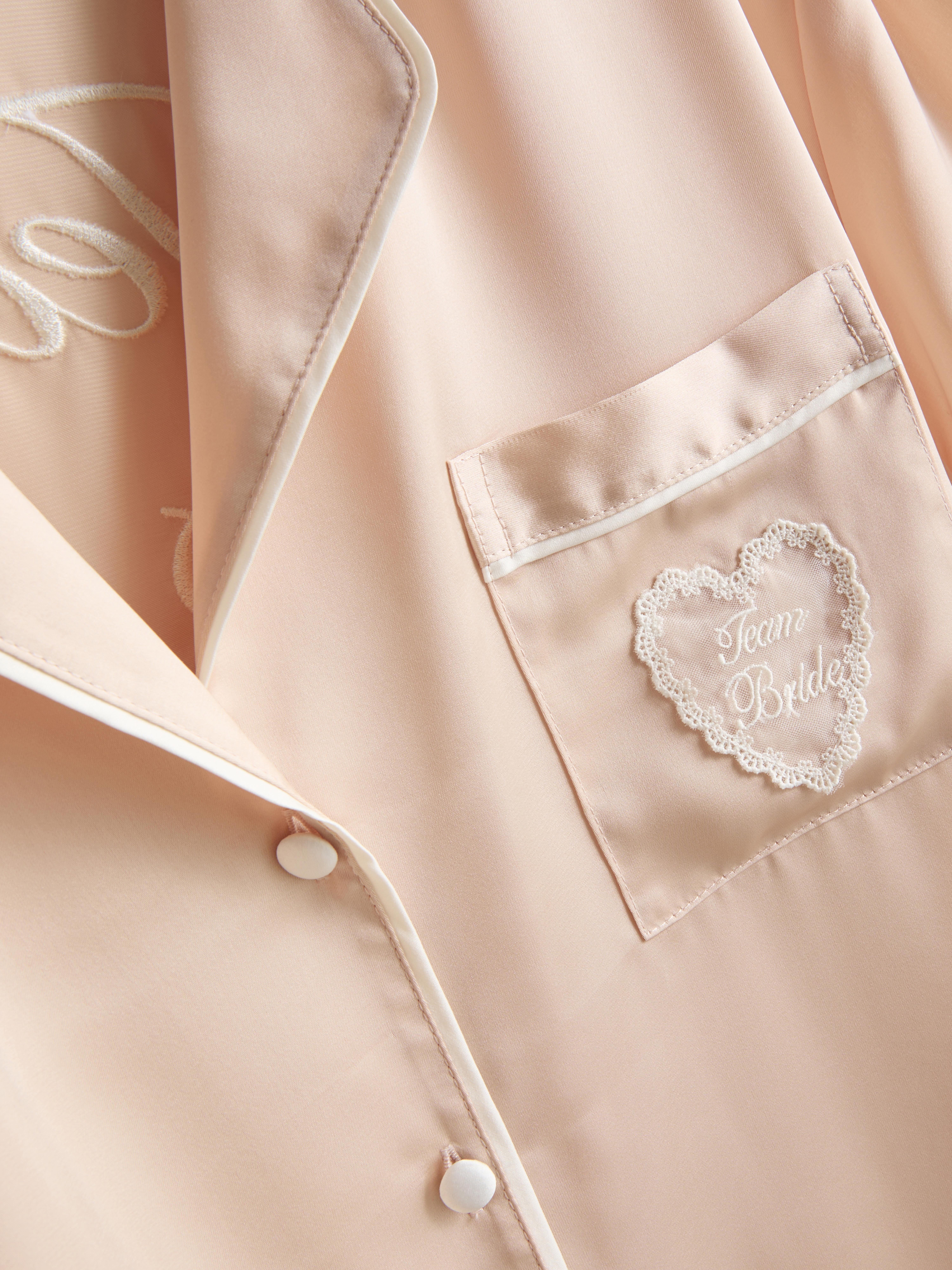 Kurzer Satin-Schlafanzug mit Team Bride-Stickerei