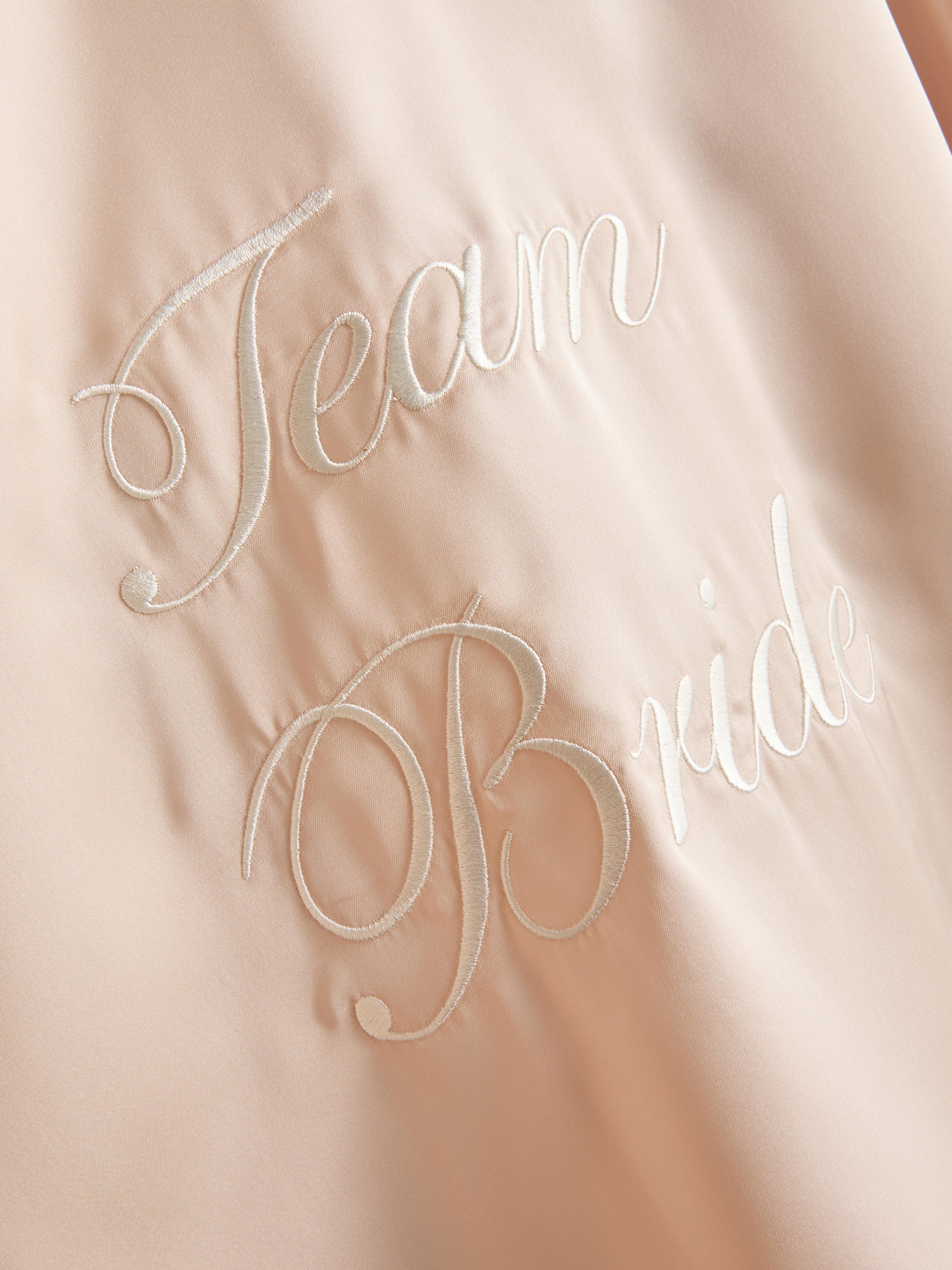 Kurzer Satin-Schlafanzug mit Team Bride-Stickerei