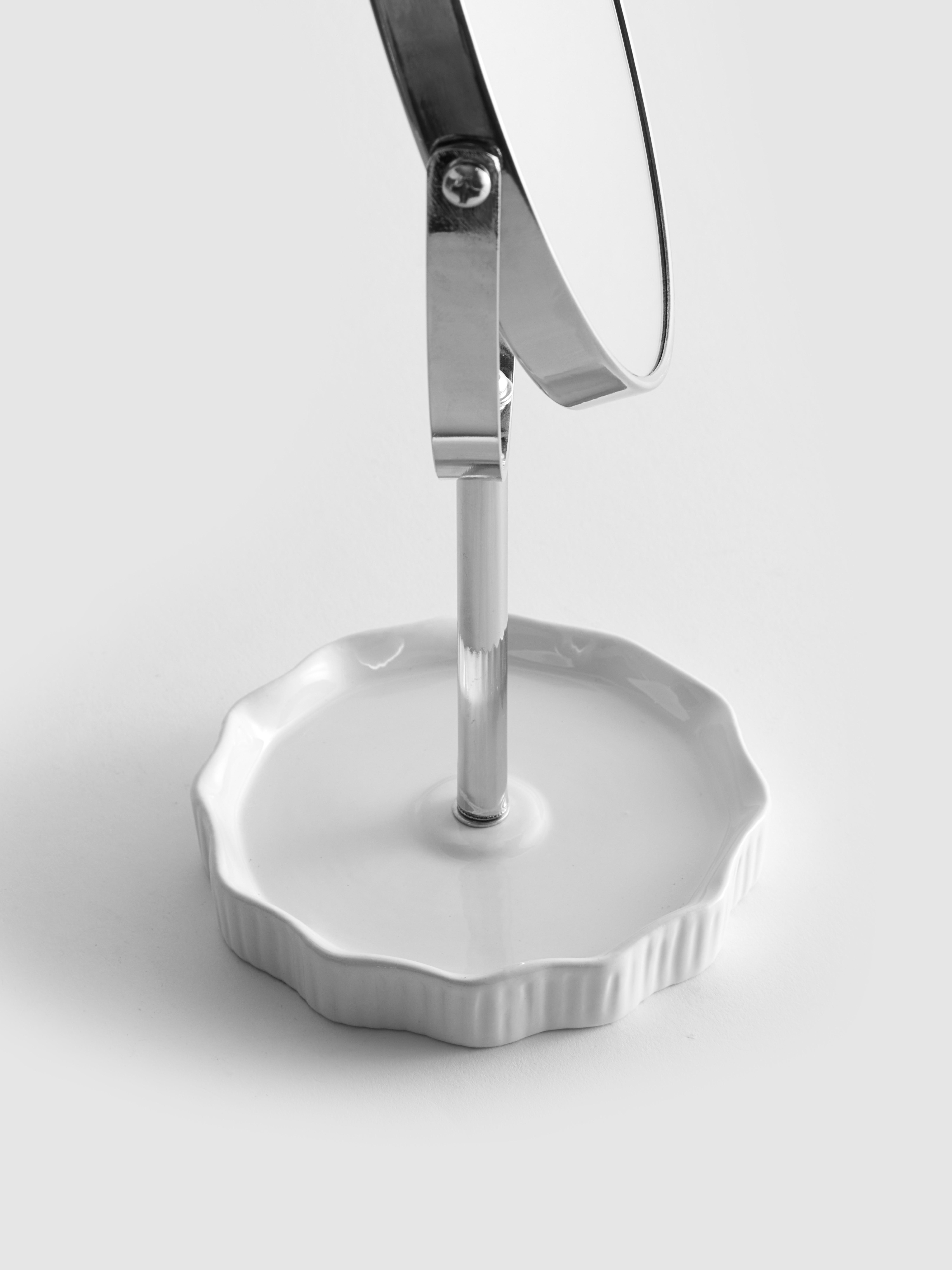 Badezimmerspiegel auf geriffeltem Sockel