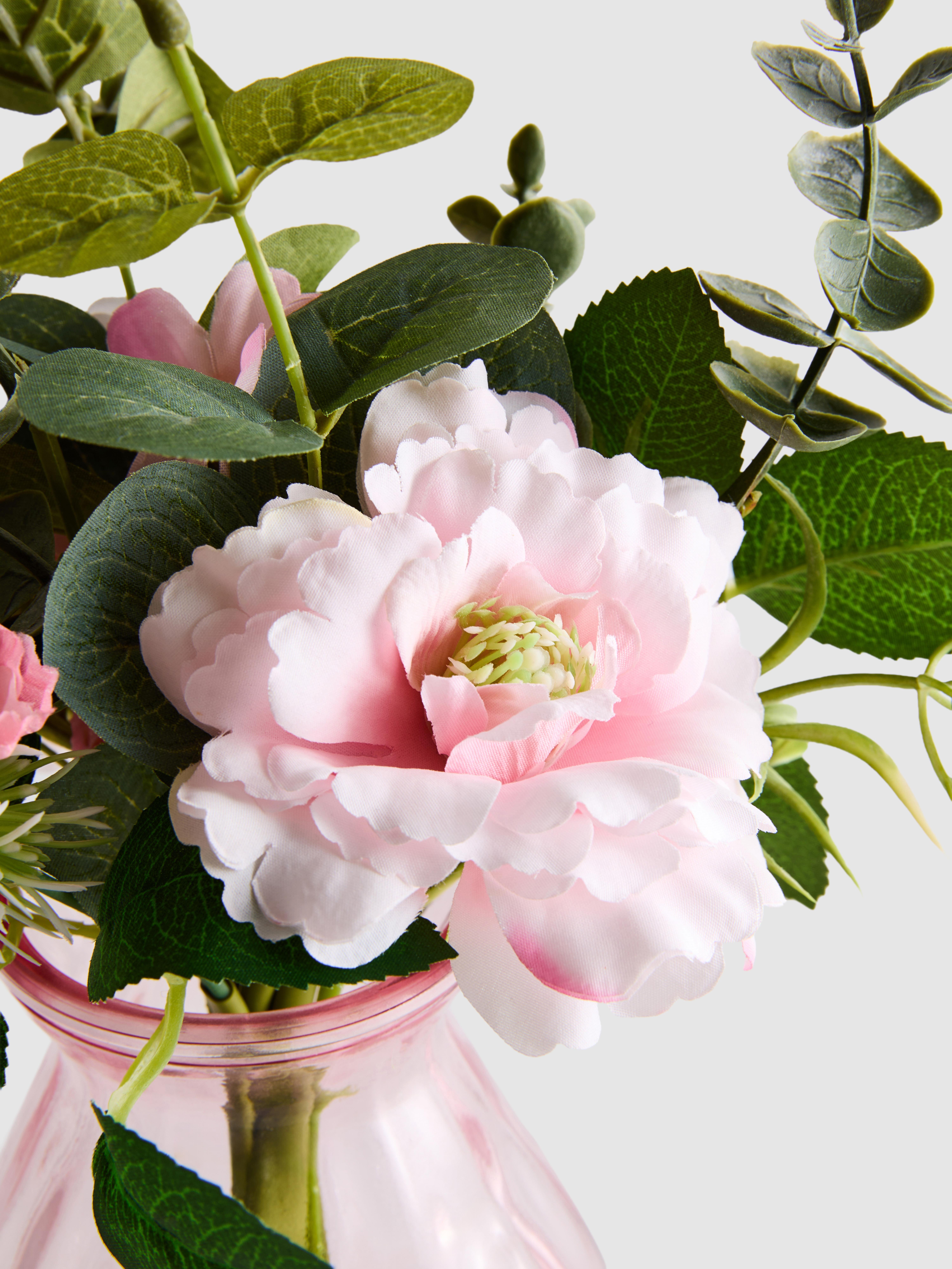 Arreglo floral artificial en jarrón de vidrio