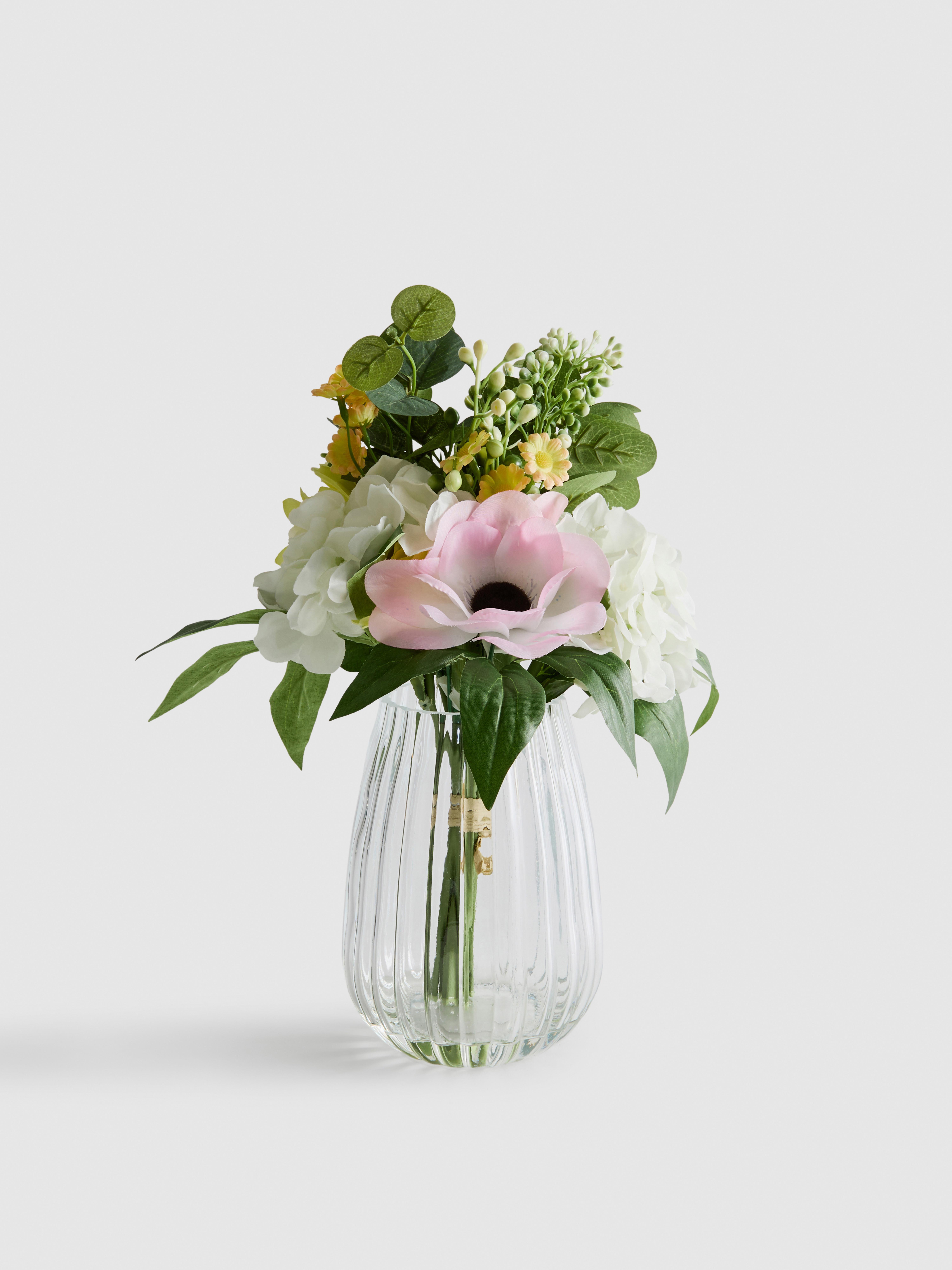 Composizione floreale artificiale in vaso di vetro