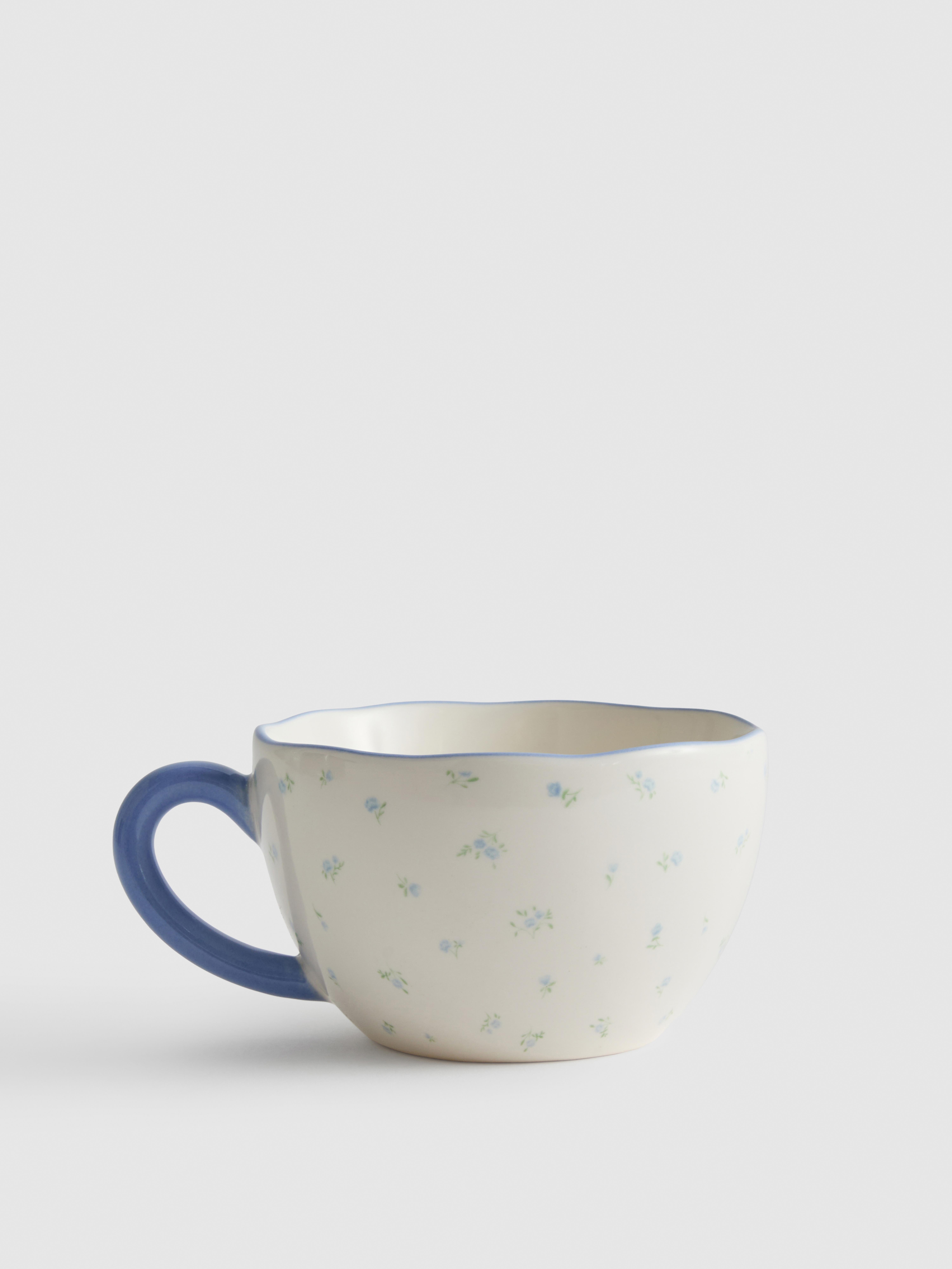 Cappuccinokopje met bloemen
