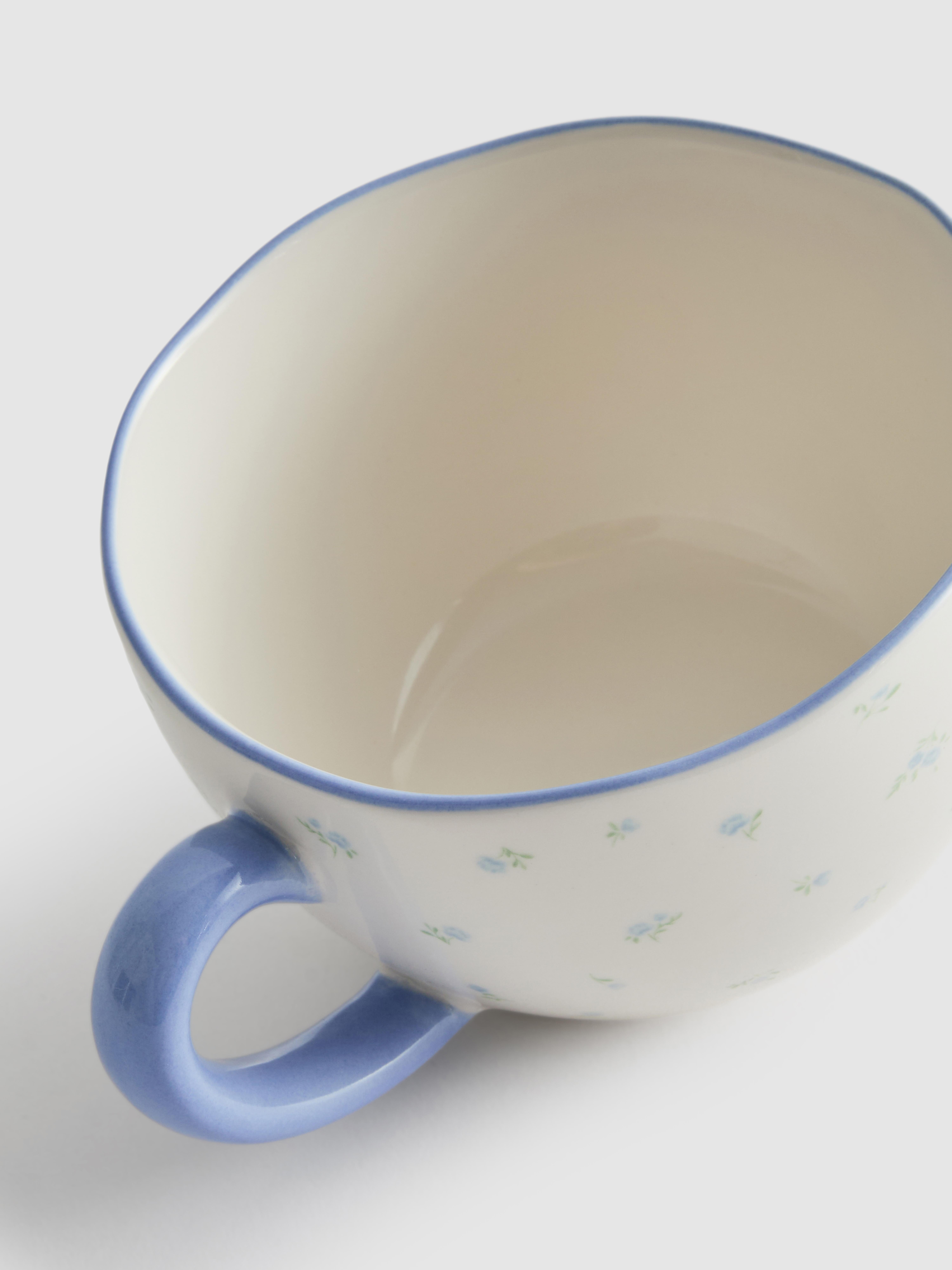 Cappuccinokopje met bloemen
