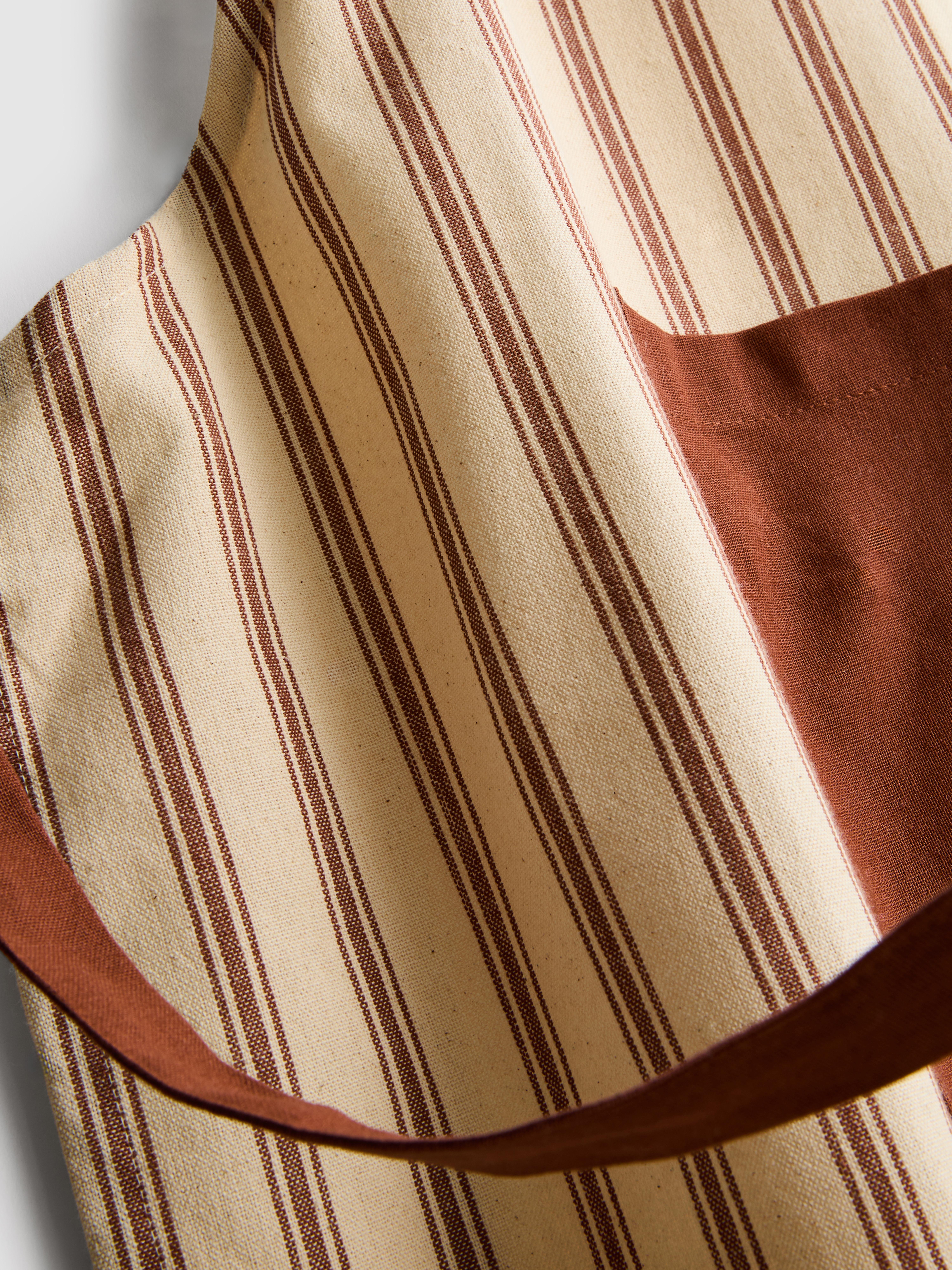 Pruhovaná zástěra s kapsou