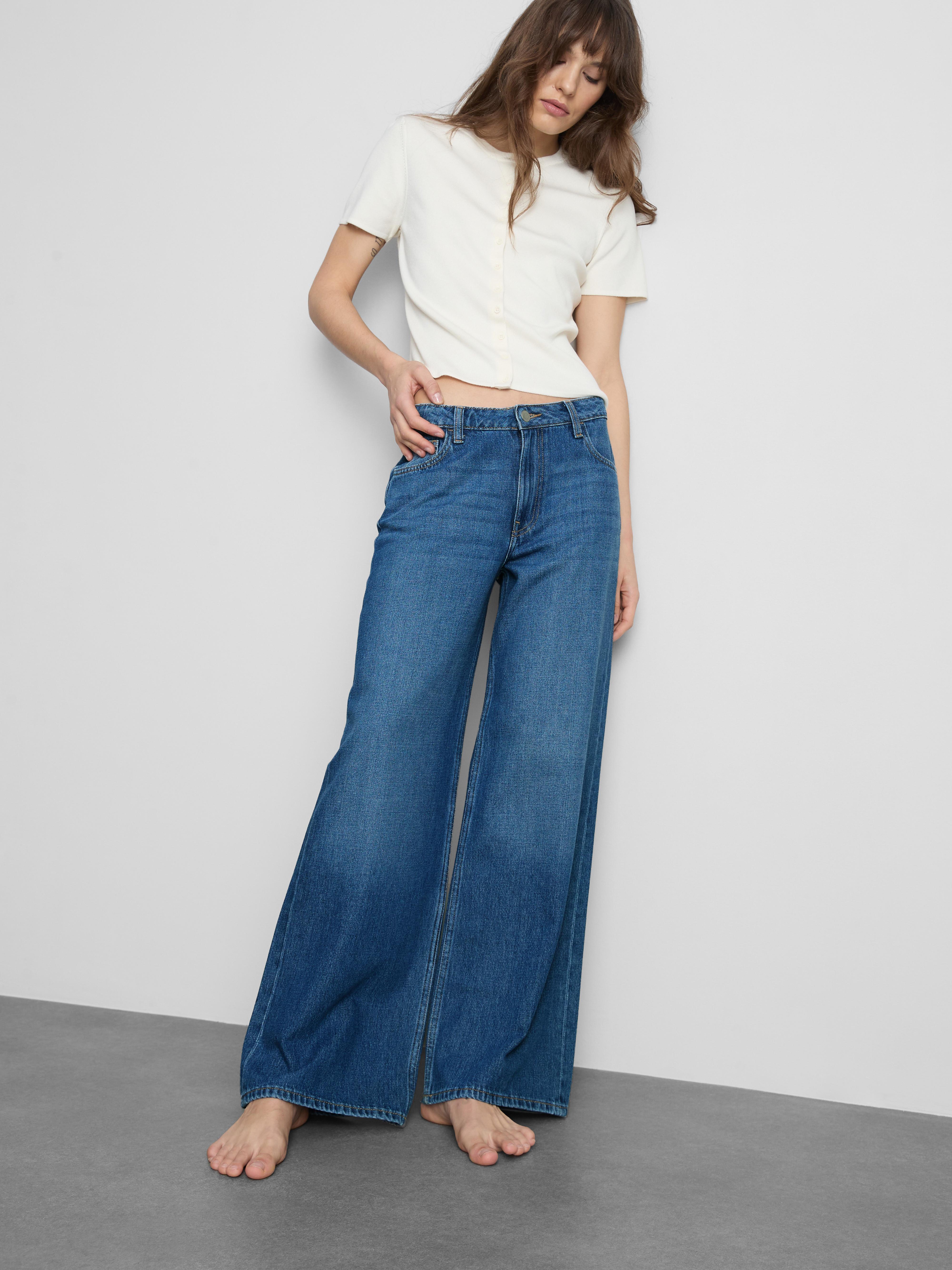 Džínsy v širokom strihu so stredne vysokým pásom