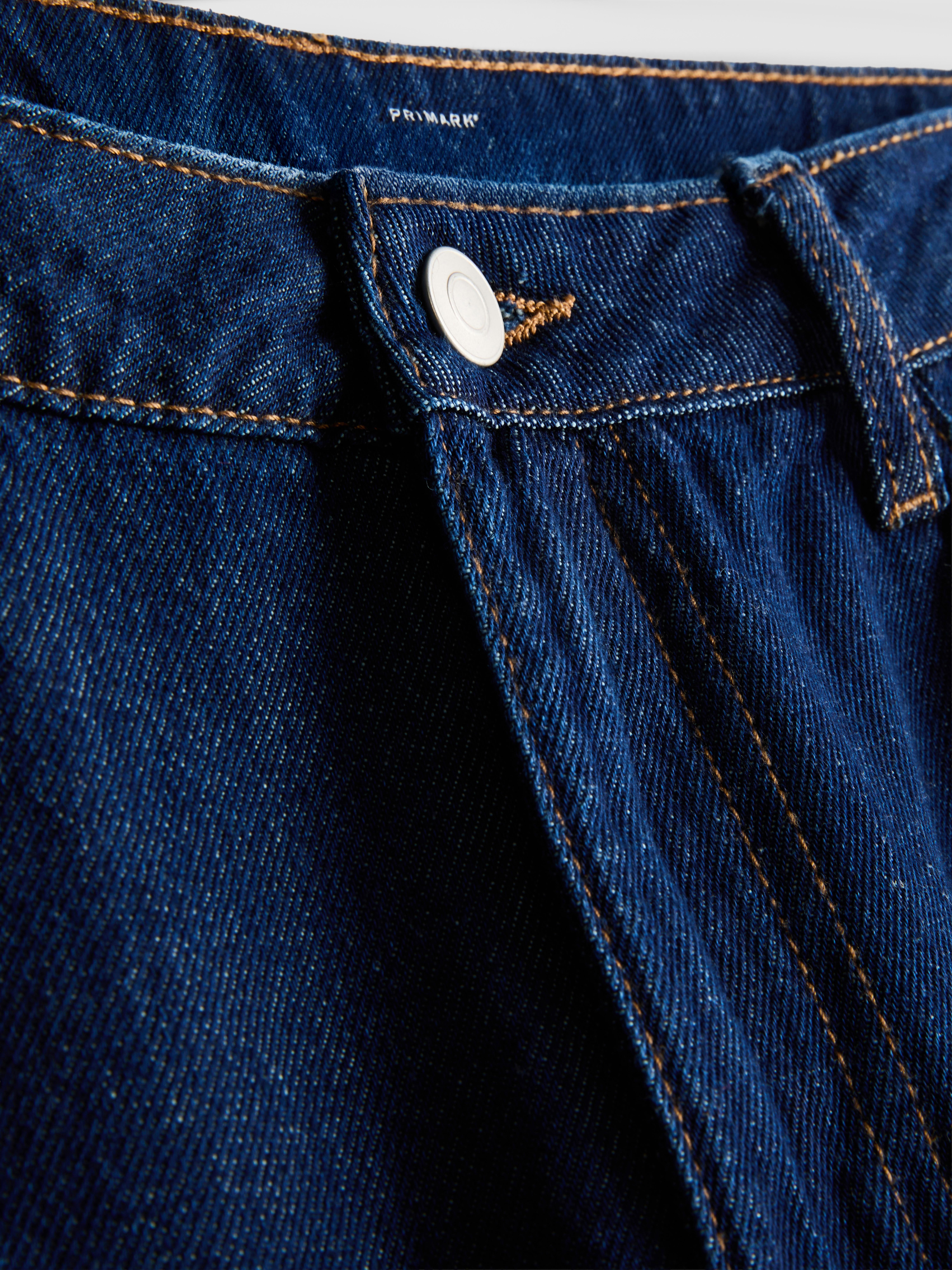 Džínsy v širokom strihu so stredne vysokým pásom