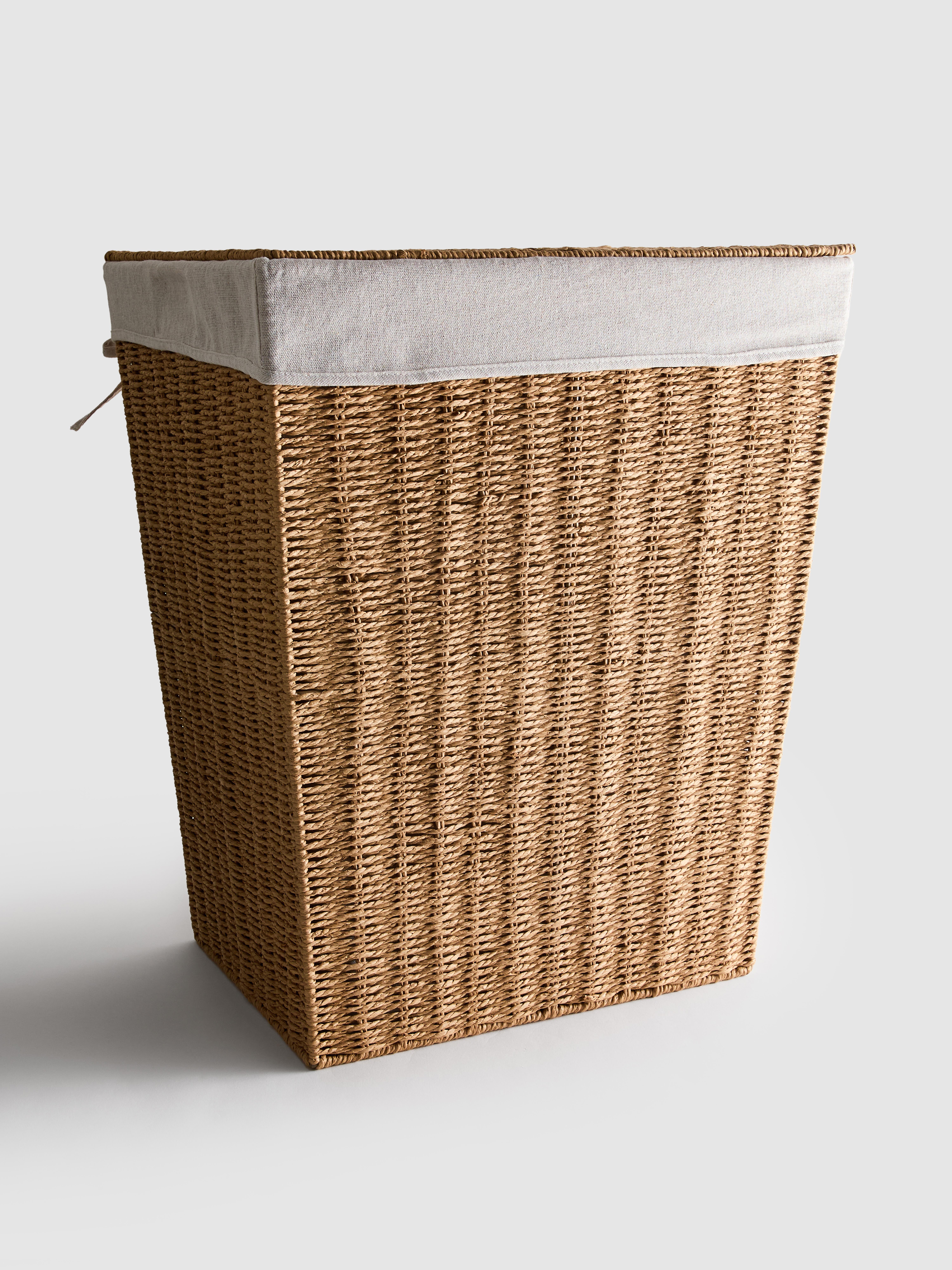 Wäschekorb aus Korbgeflecht