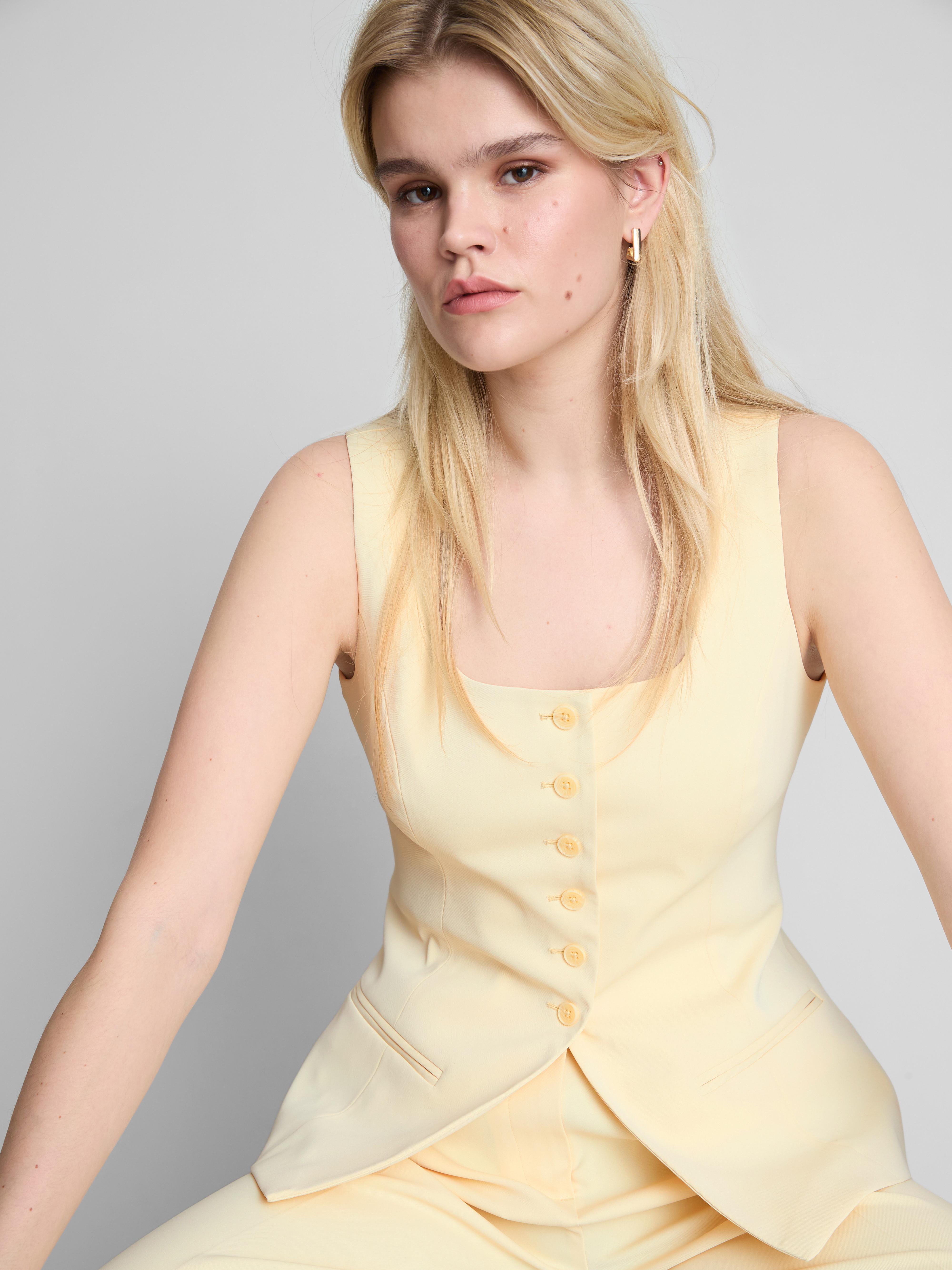 Vesta s hlbokým výstrihom Lila