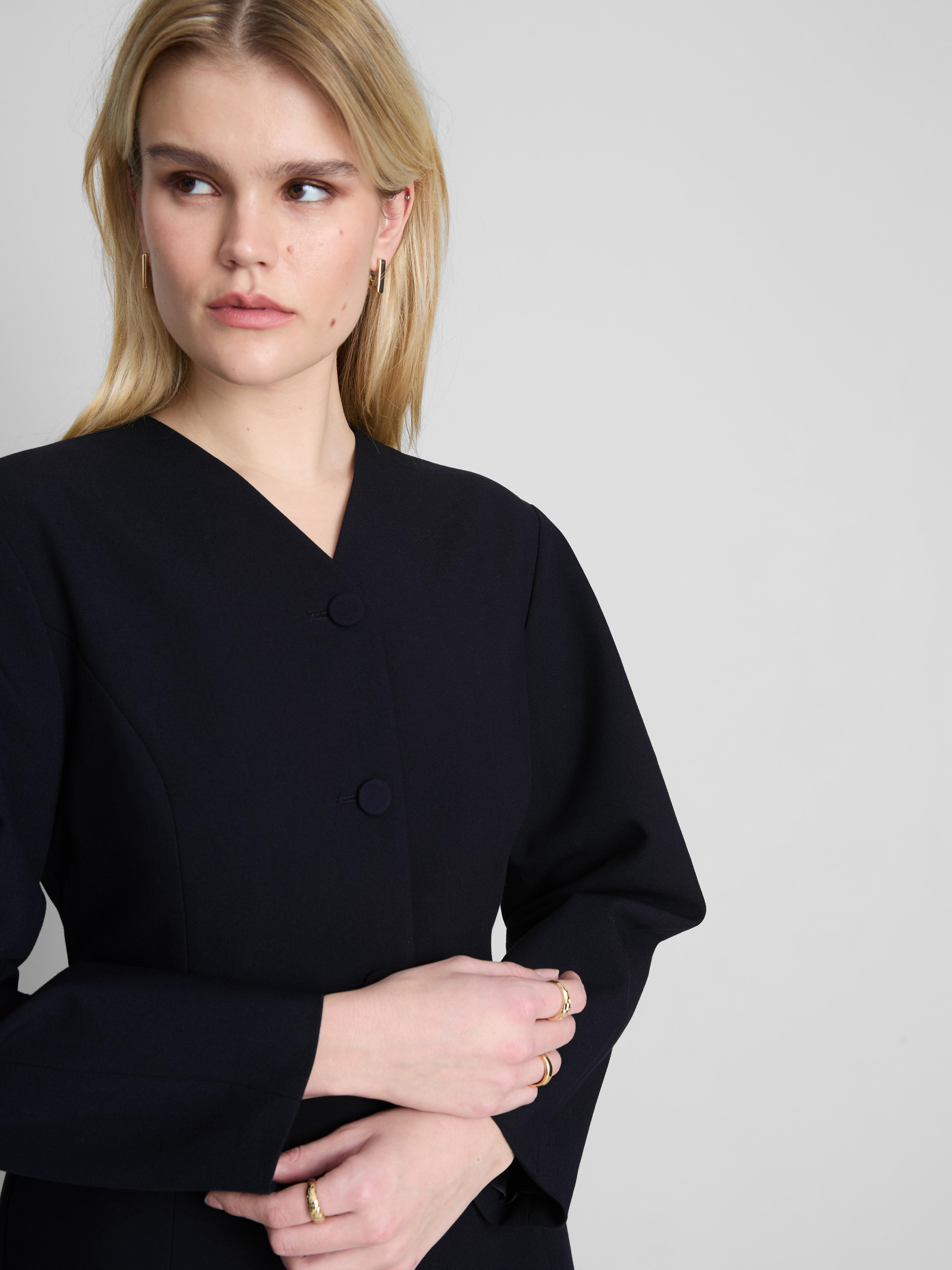 Americana ceñida de manga abullonada