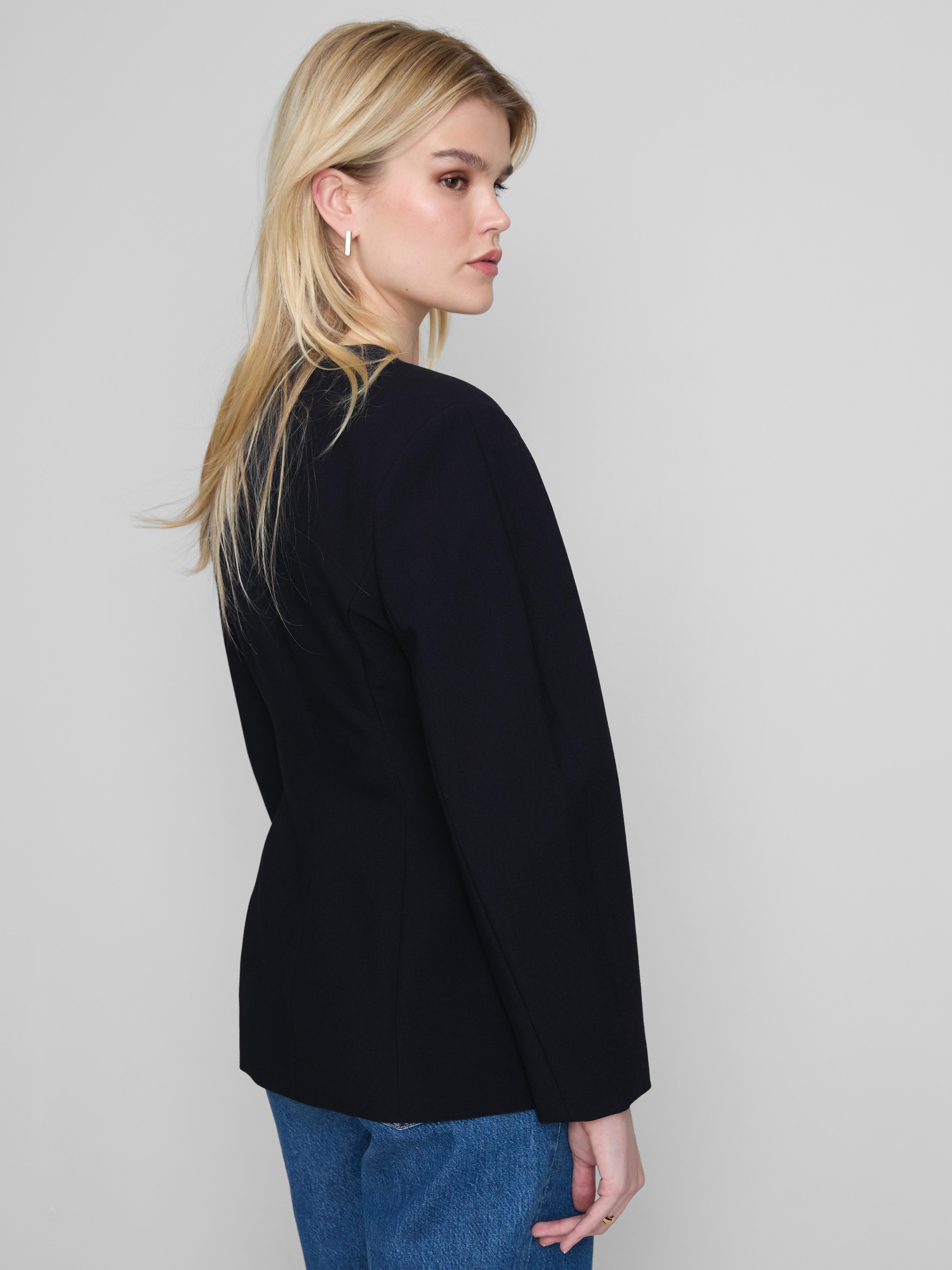 Americana ceñida de manga abullonada