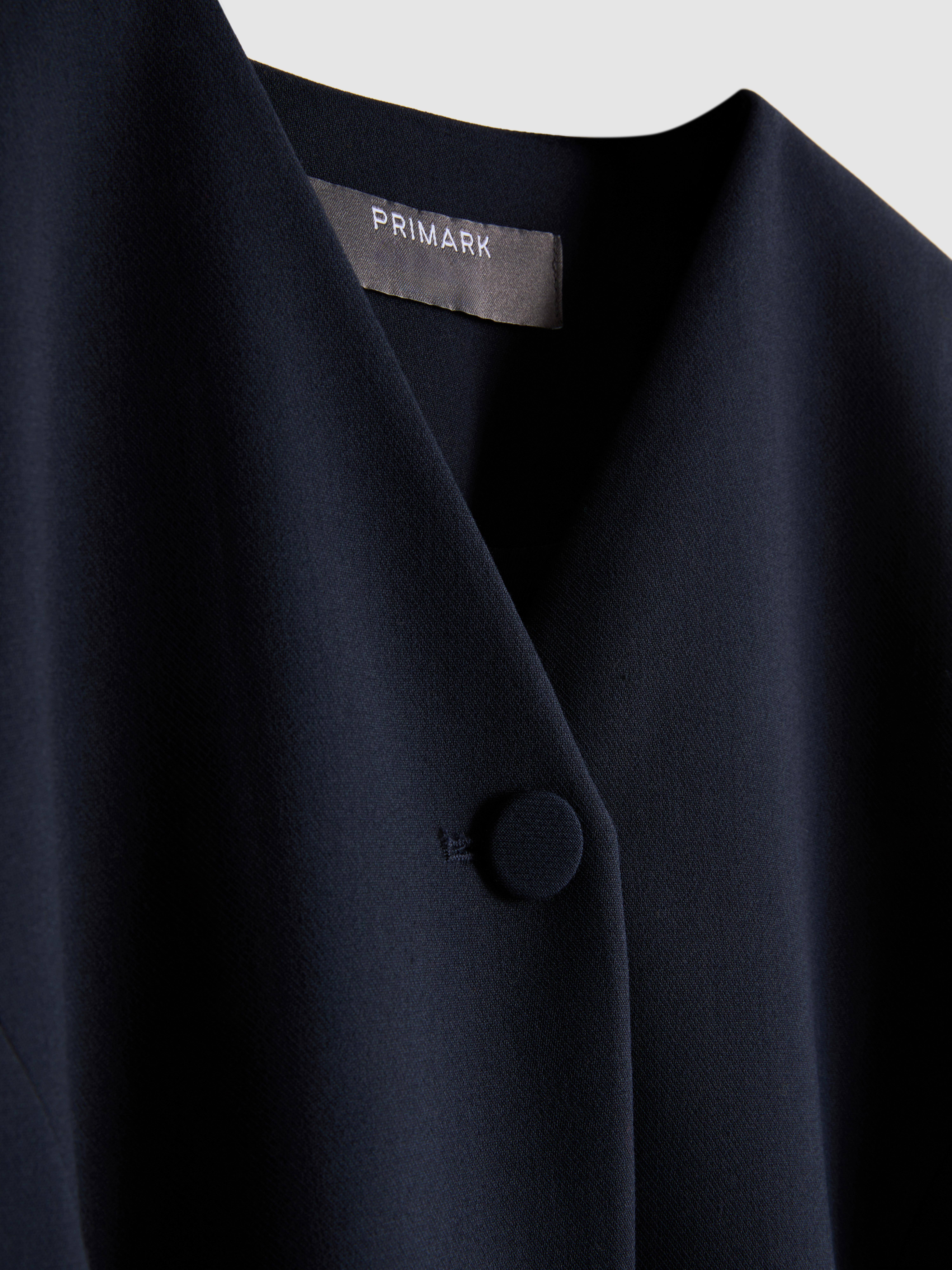 Americana ceñida de manga abullonada