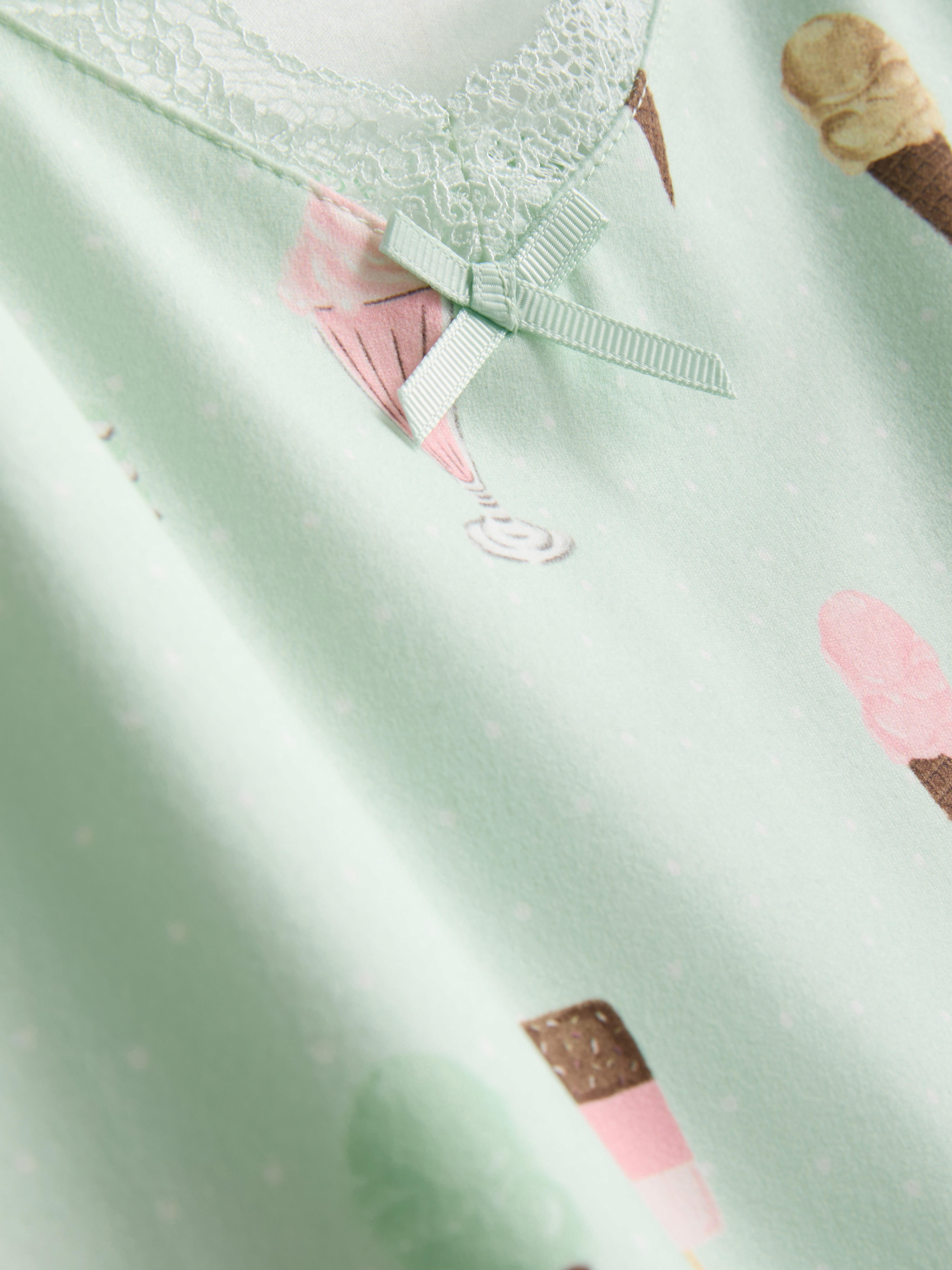 Krátke vzorované pyžamo