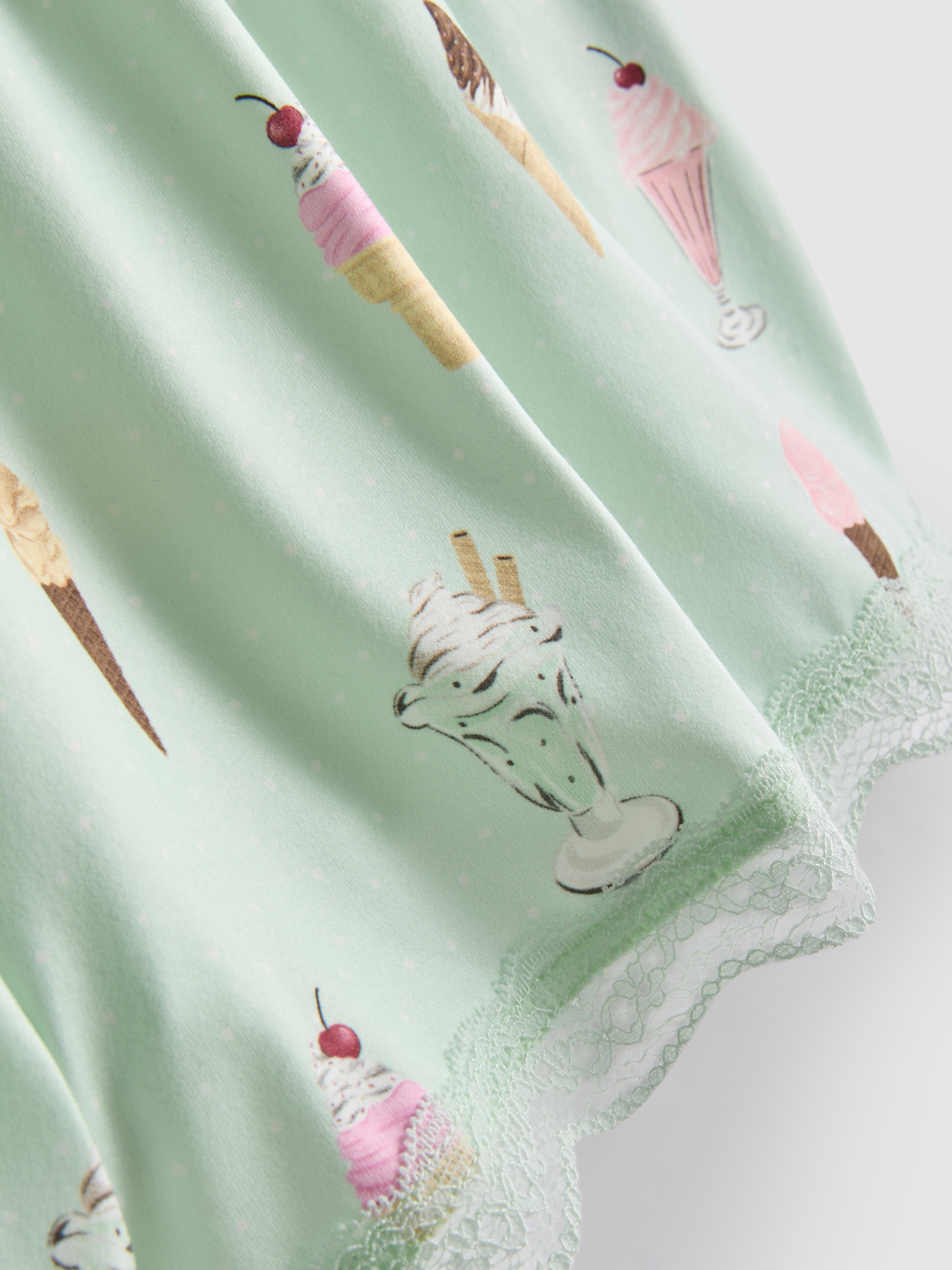 Krátke vzorované pyžamo