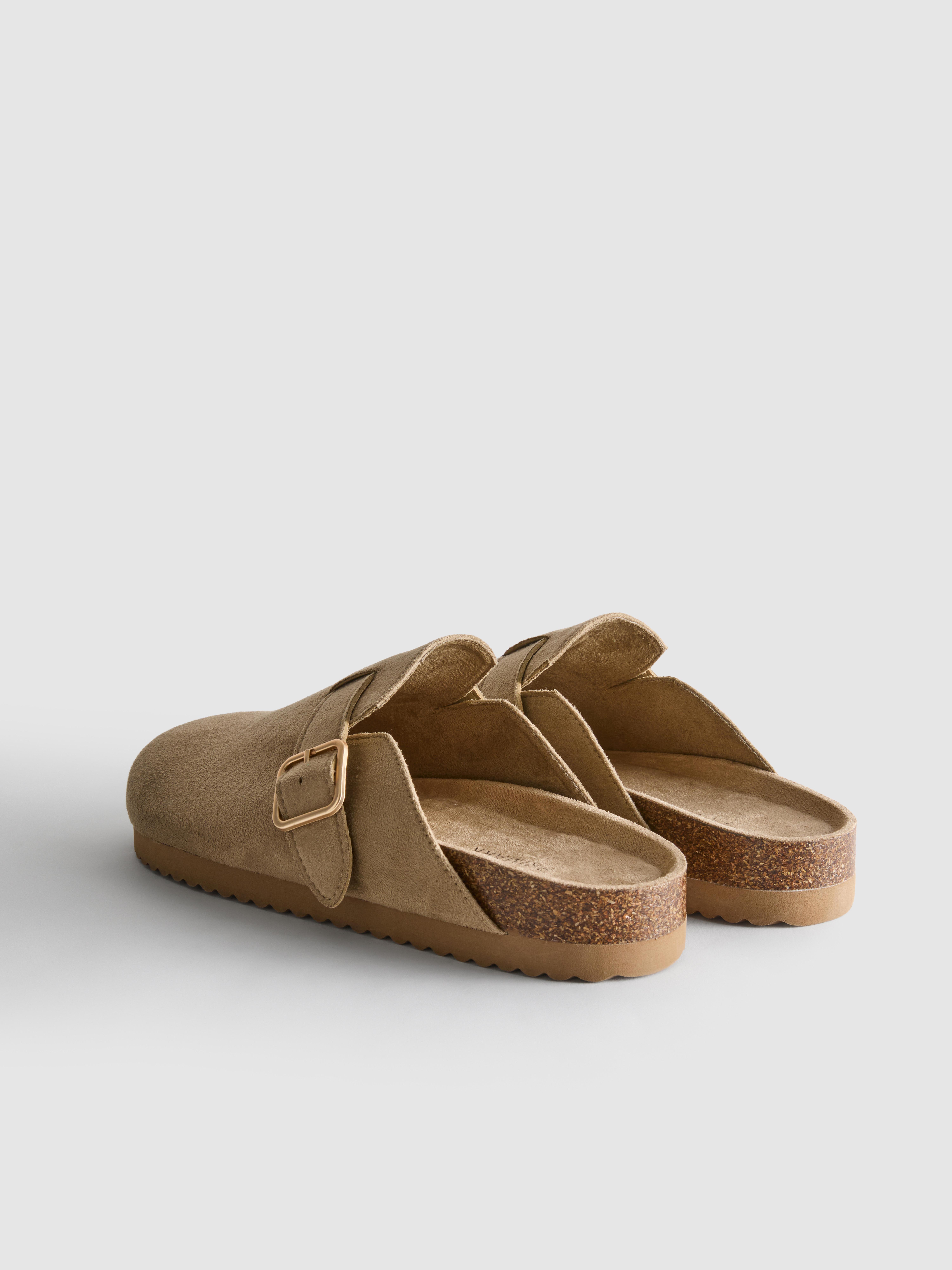 Chodaki typu mule z klamrą