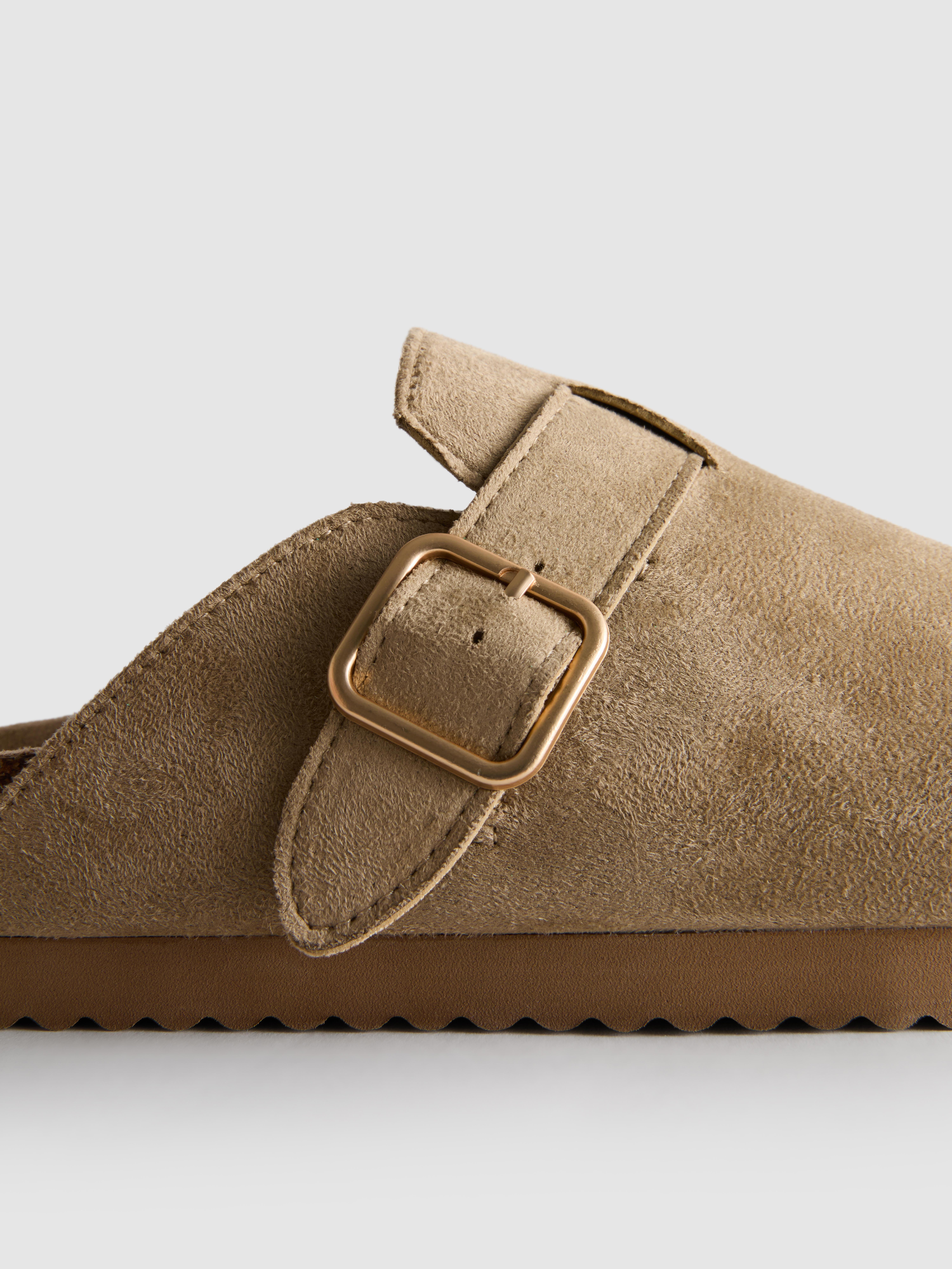 Chodaki typu mule z klamrą