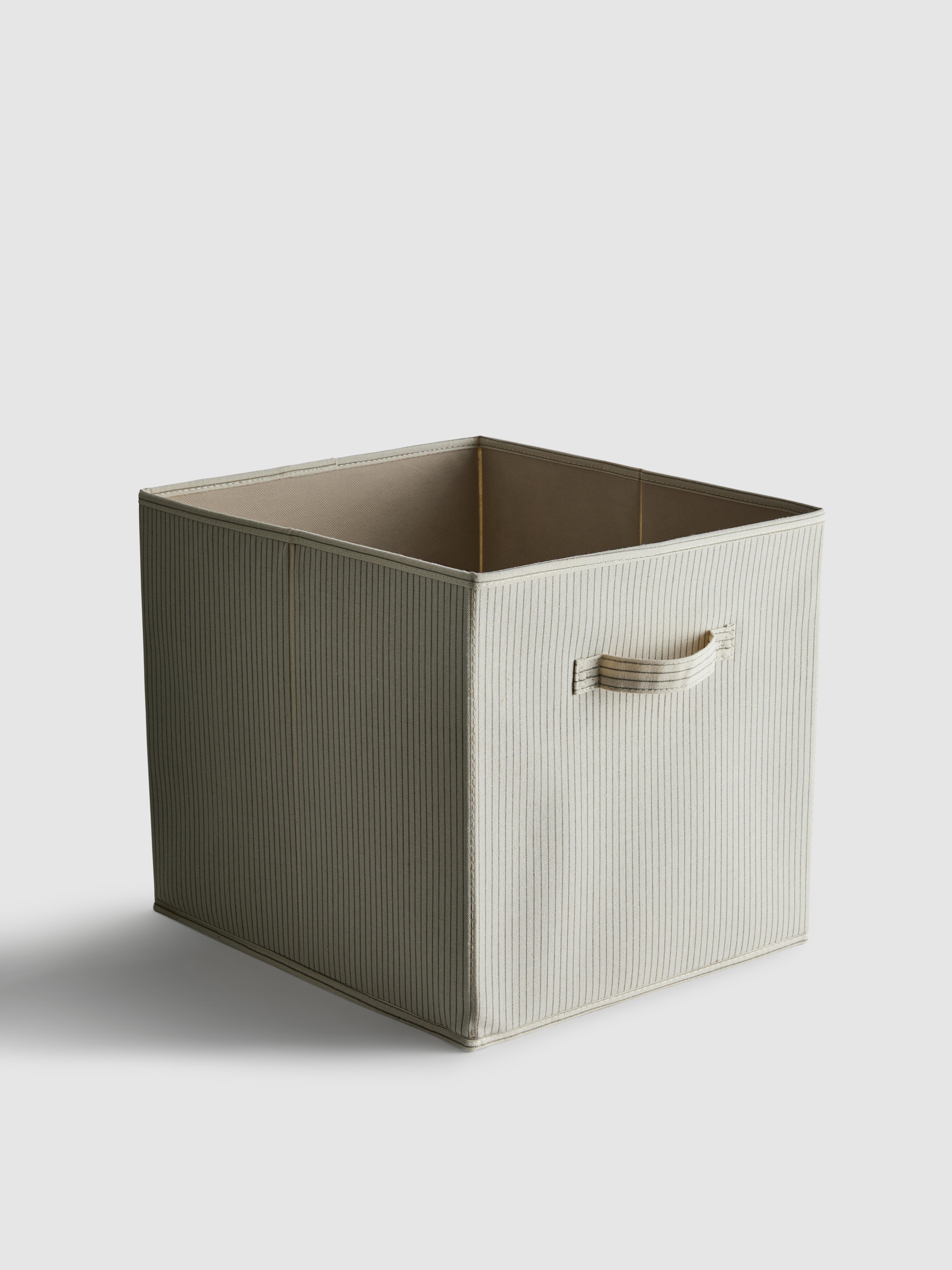 Kockaalakú tároló fogantyúval