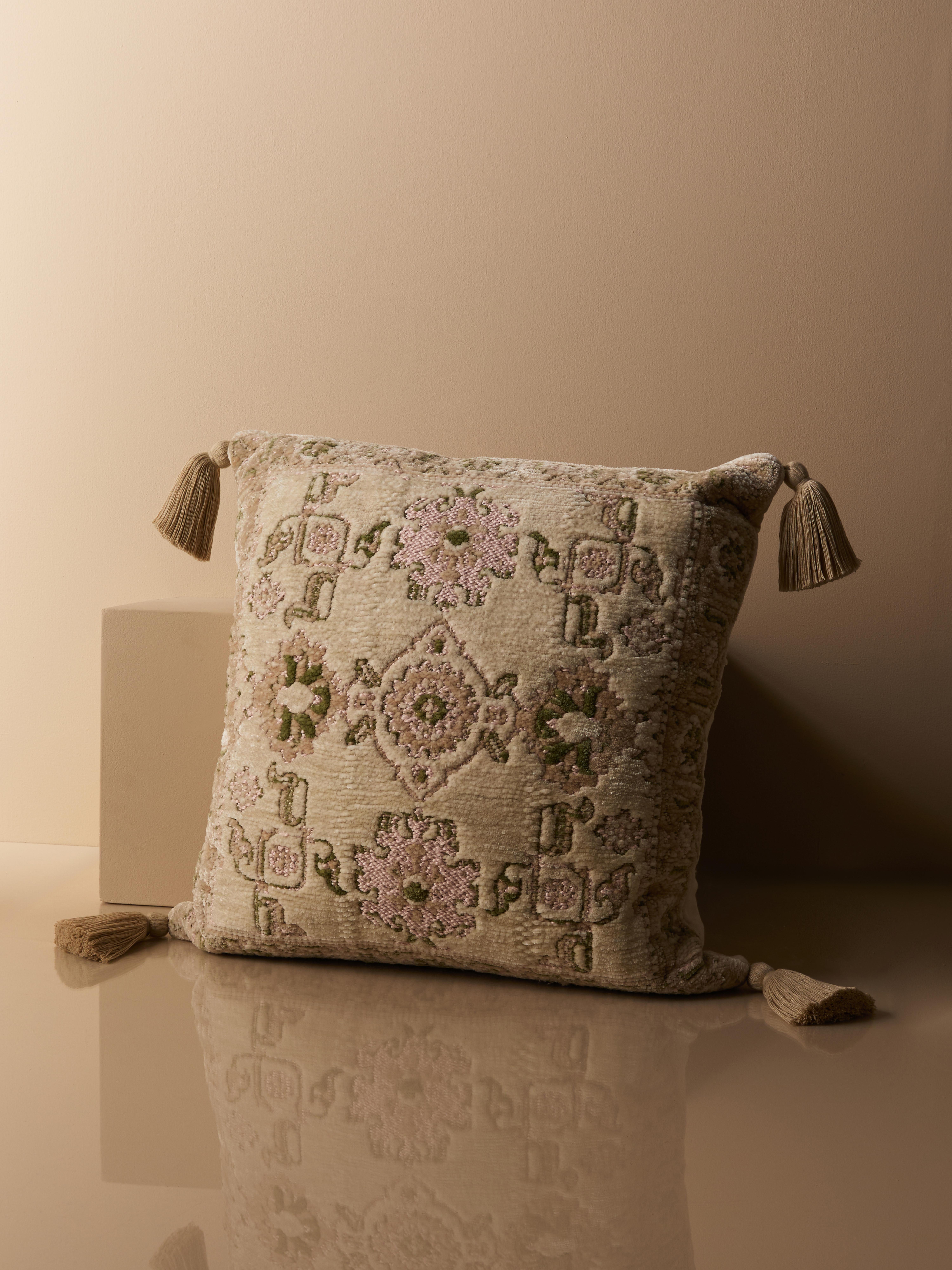 Quadratisches „The Edit“ Ushak-Kissen mit Quasten