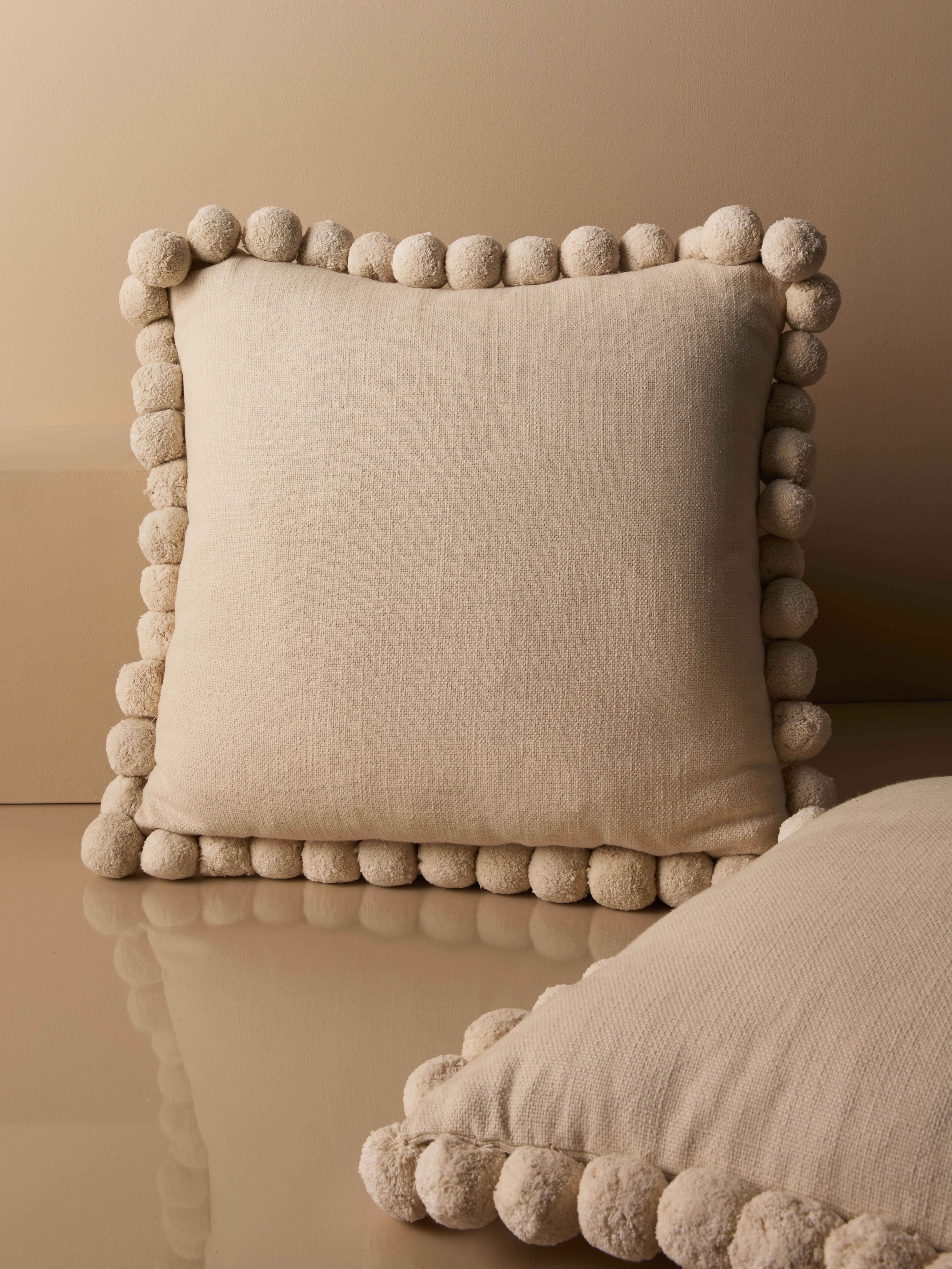 „The Edit“ quadratisches Kissen mit Bommeln