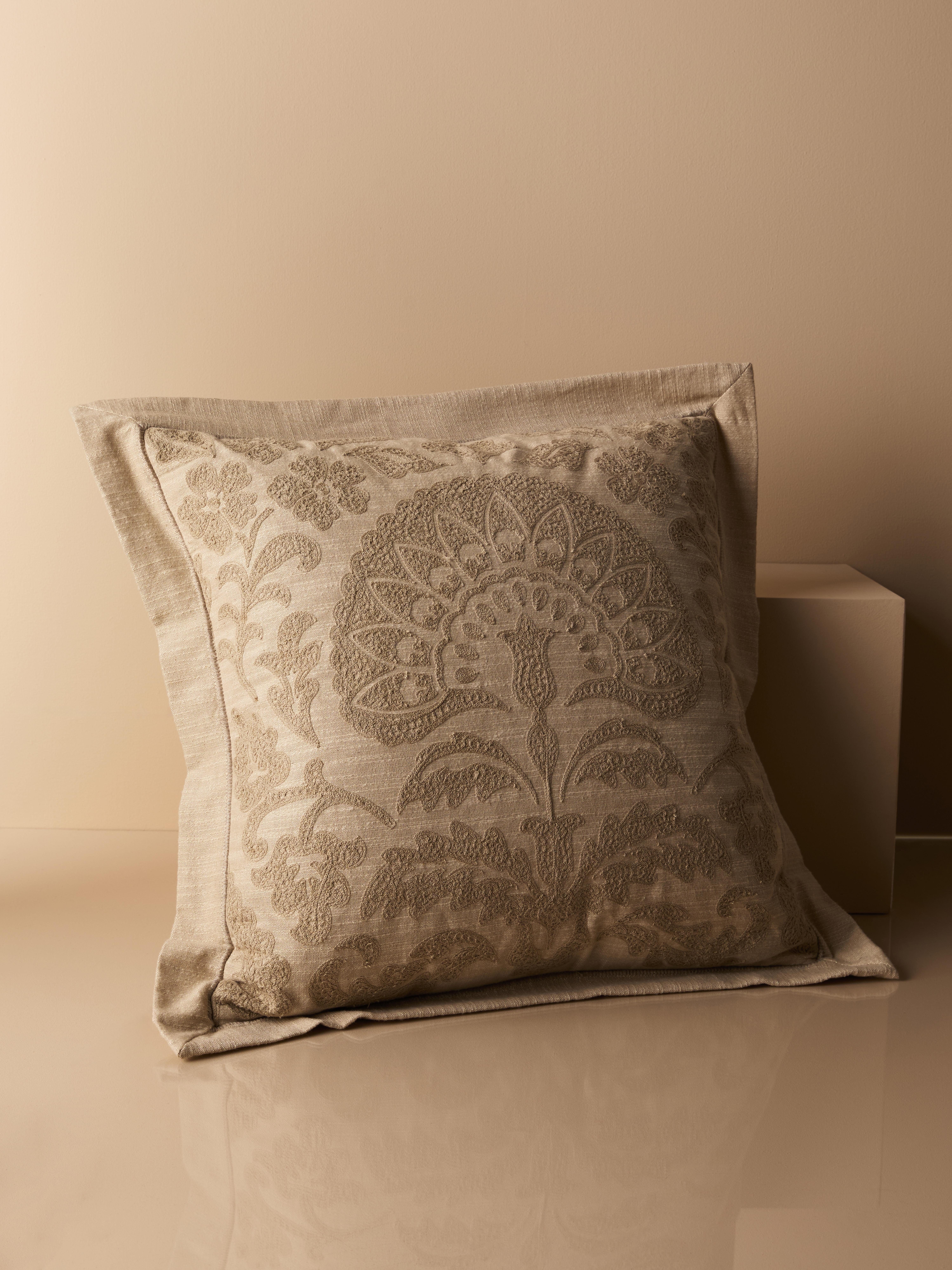 Besticktes, quadratisches „The Edit“ Oxford-Kissen