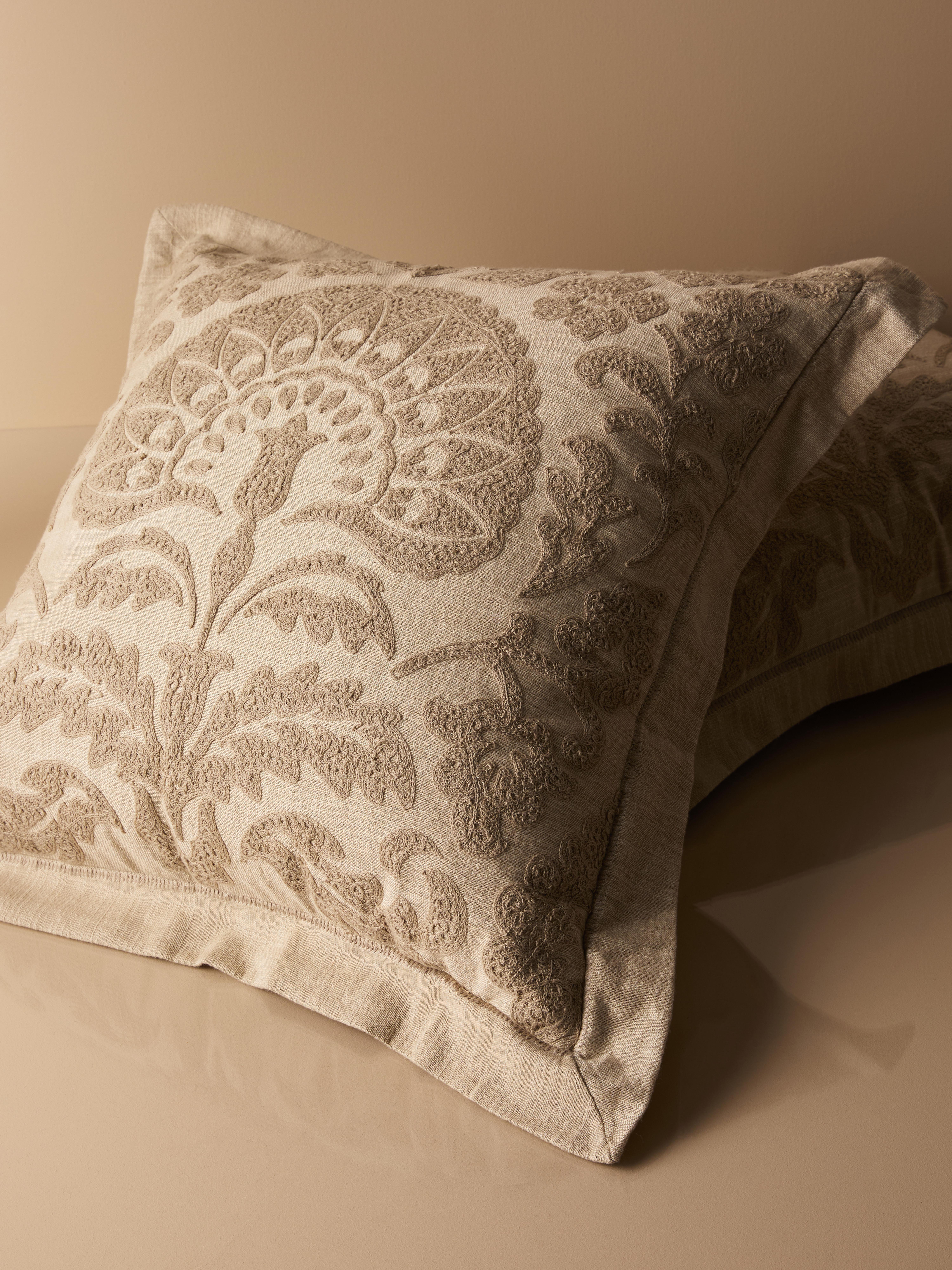 Besticktes, quadratisches „The Edit“ Oxford-Kissen