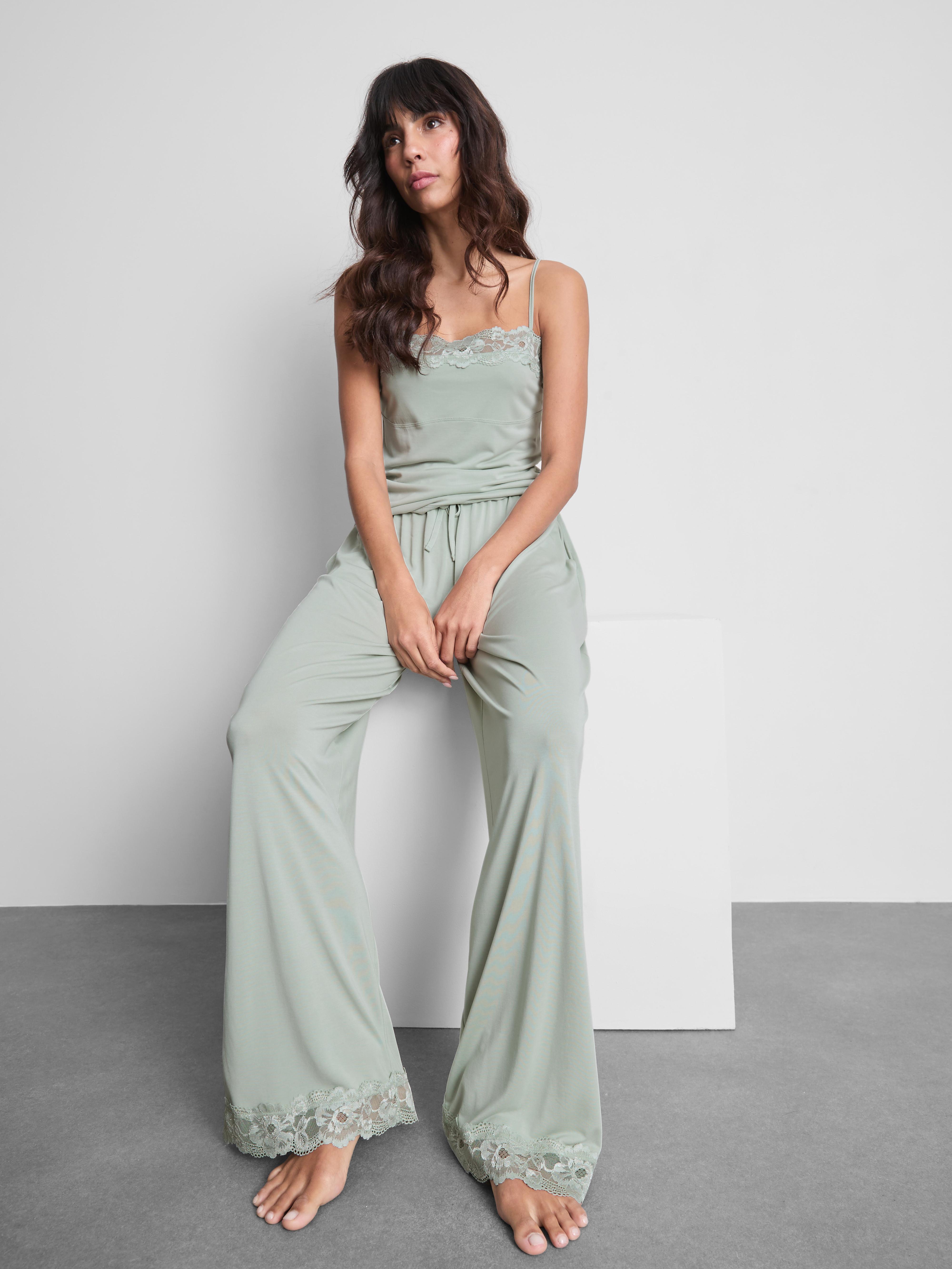 Maiou bogat în modal cu bretele subțiri și dantelă