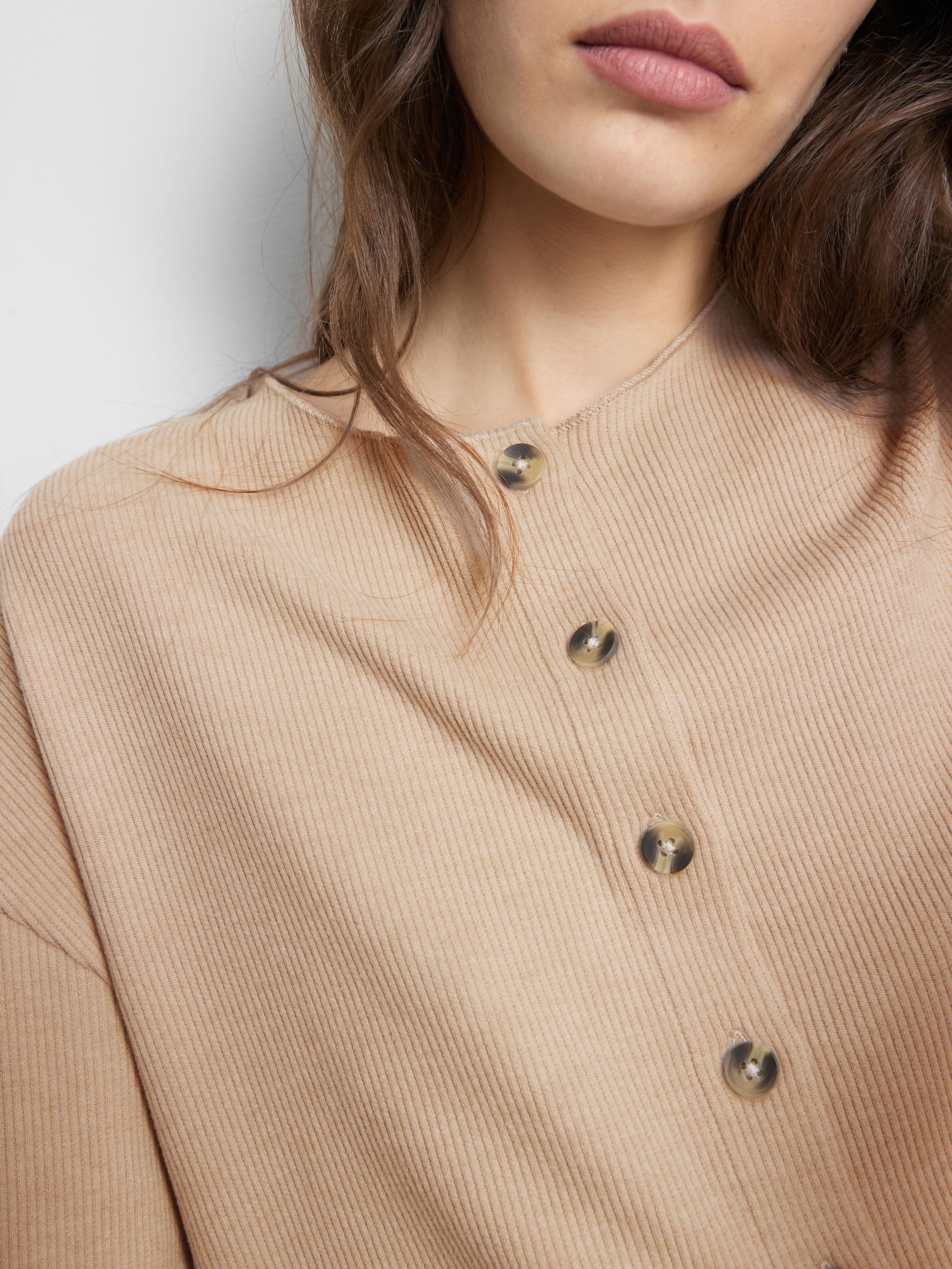 Casaco malha canelada gola redonda