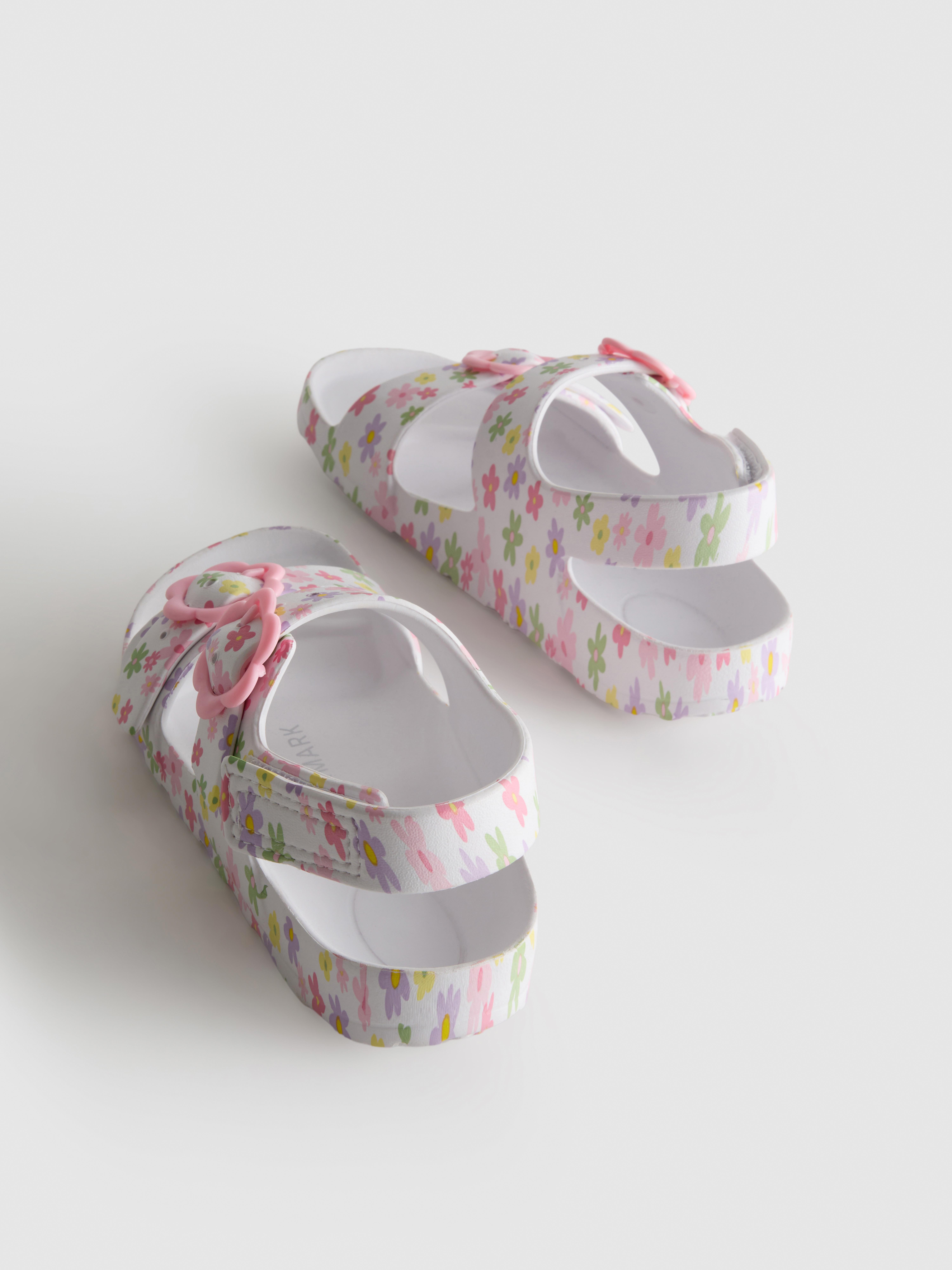 Bedruckte Sandalen mit zwei Schnallenriemen