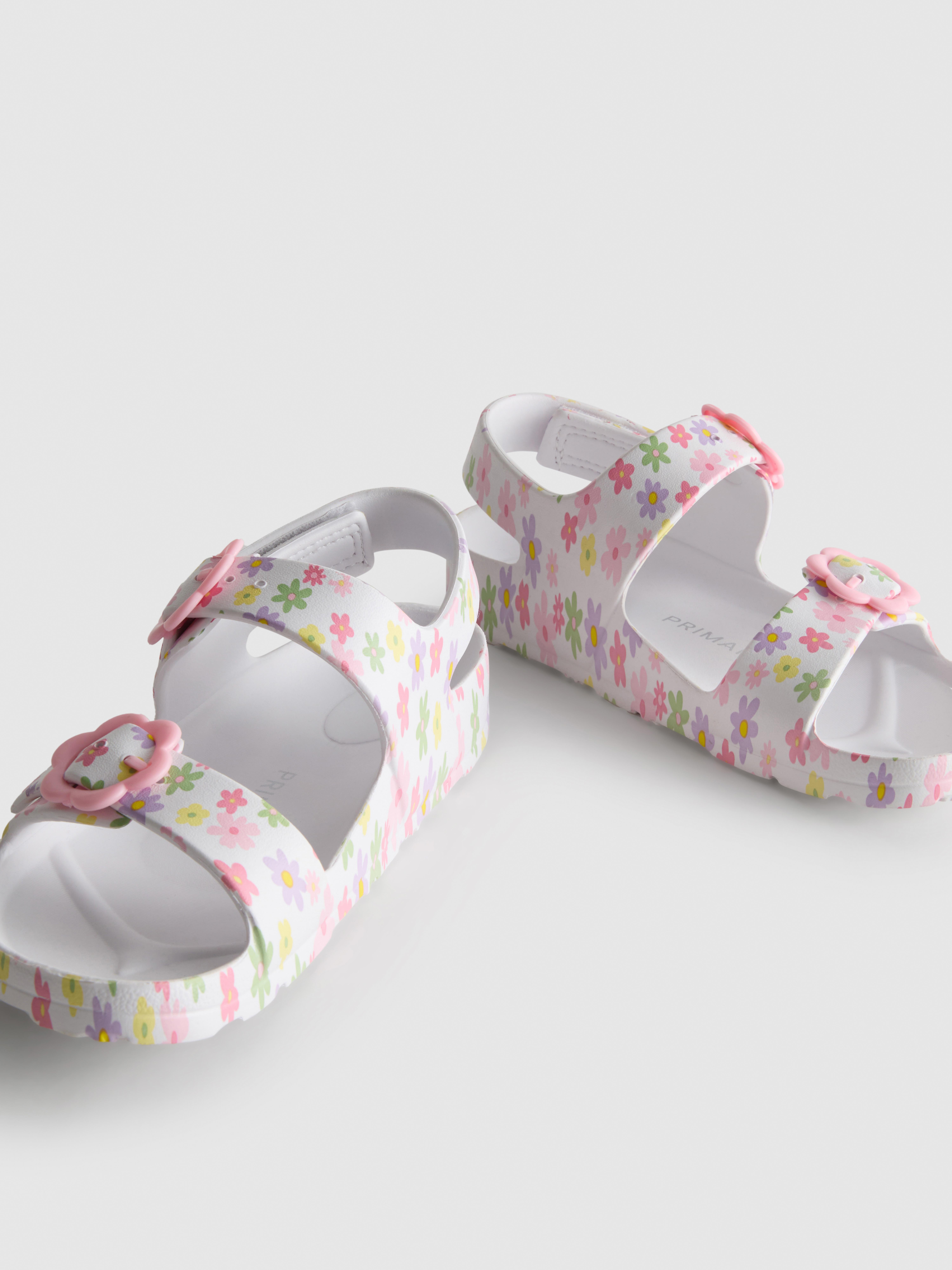 Bedruckte Sandalen mit zwei Schnallenriemen