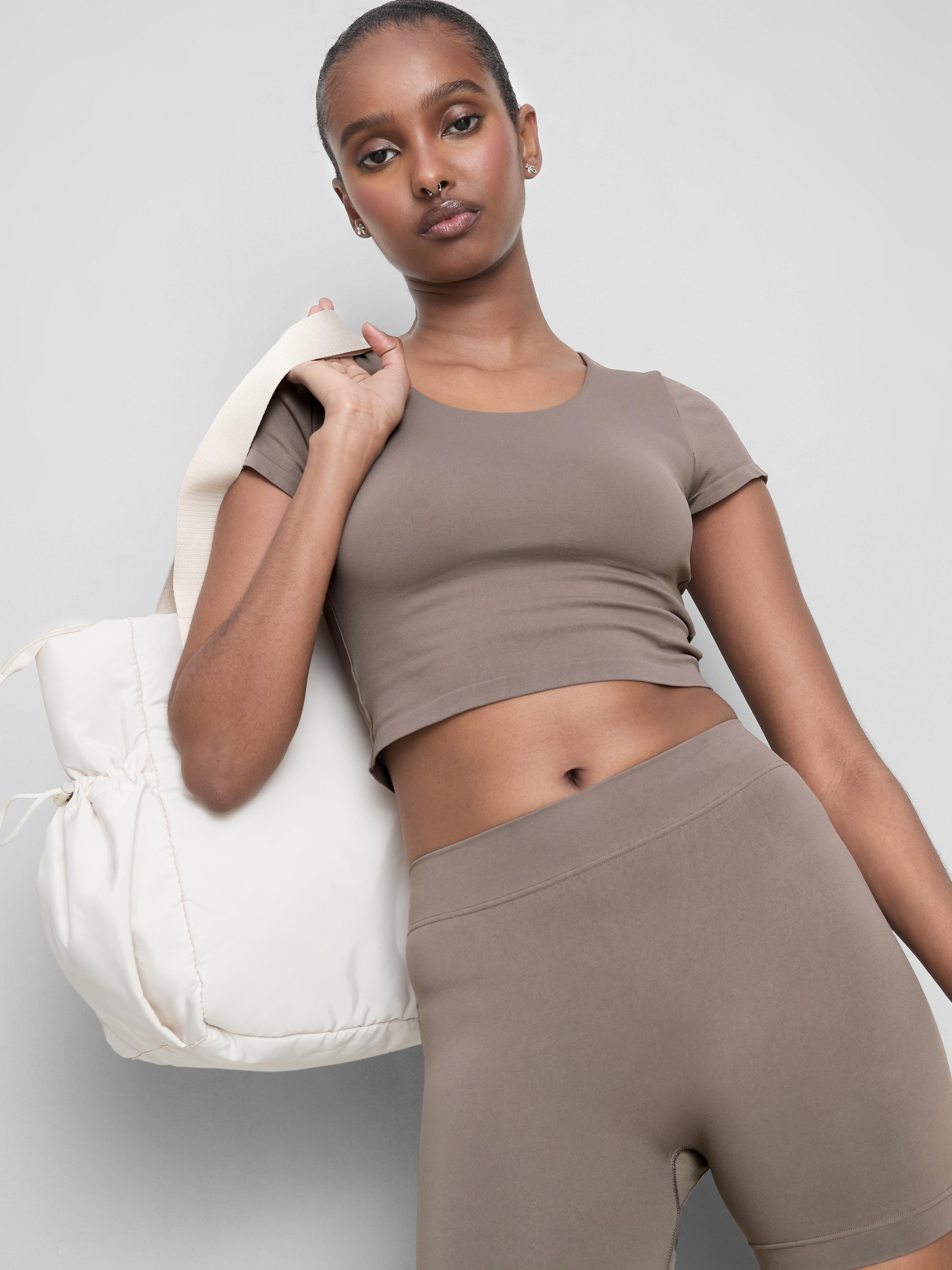 Extra měkký zkrácený top s hlubším výstřihem